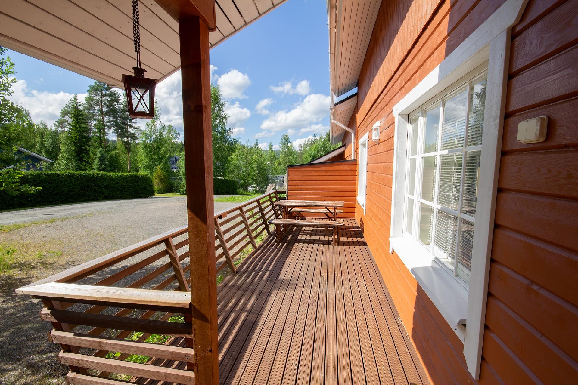 Etupihan puolen terassi