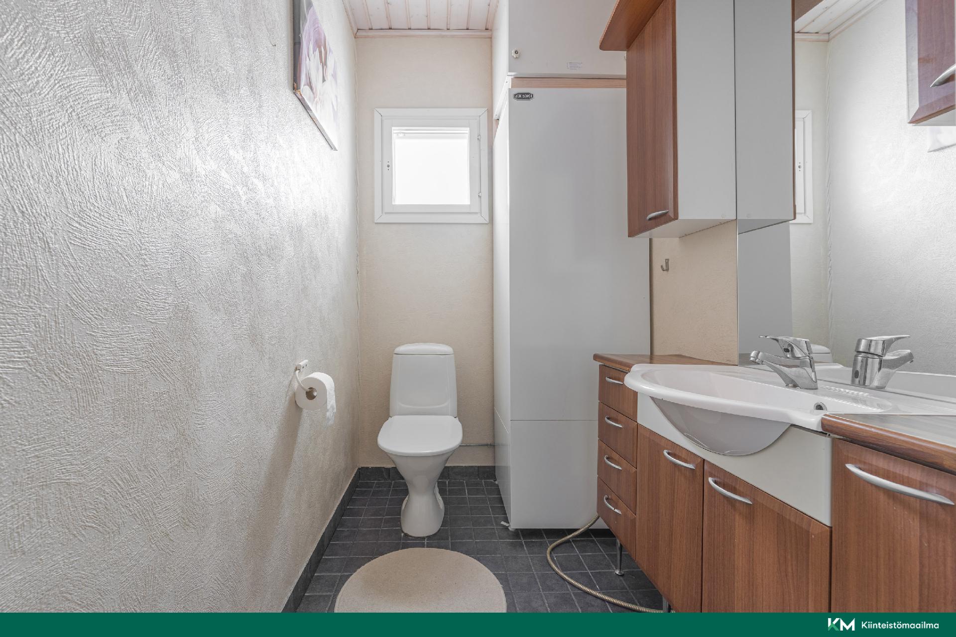 Alakerran erillinen wc