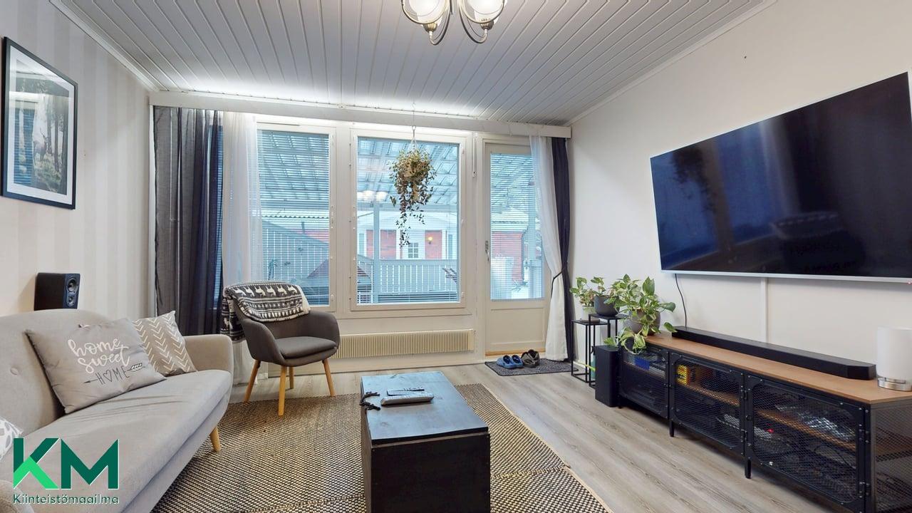 Olohuoneessa suuret ikkunat