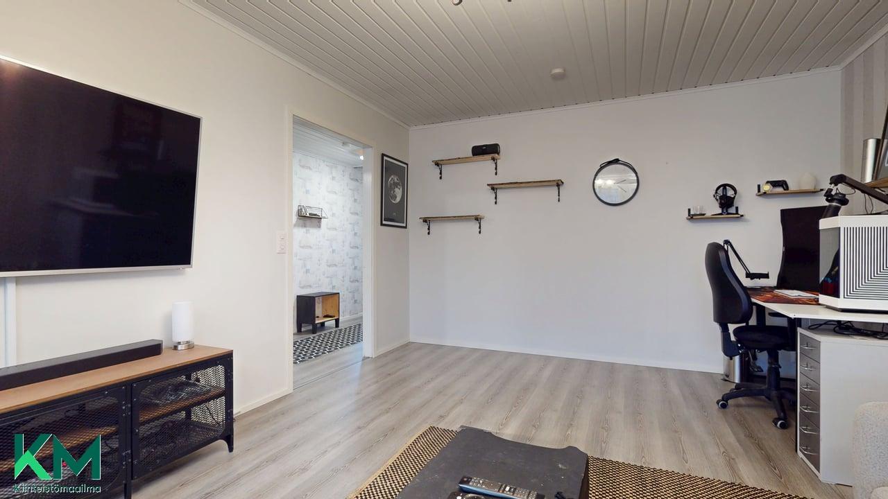 Olohuoneessa lisäksi esim. leikkitilaa