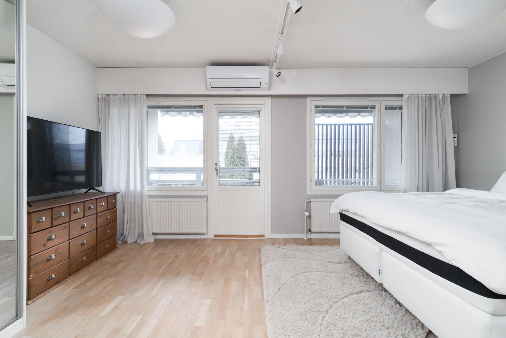 Yläkerran makuuhuone josta väliseinä poistettu