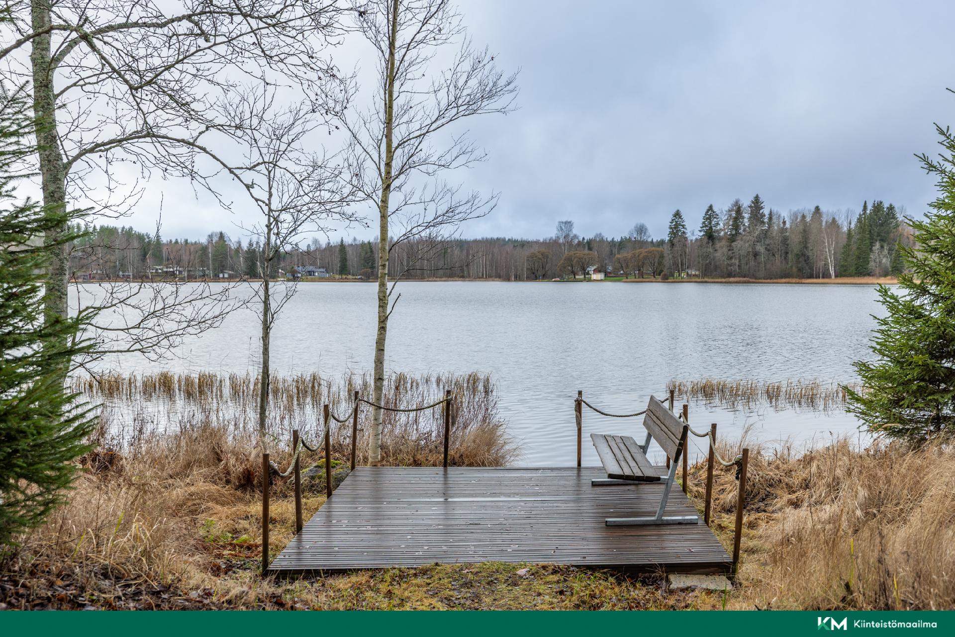 taloyhtiön patio rannassa