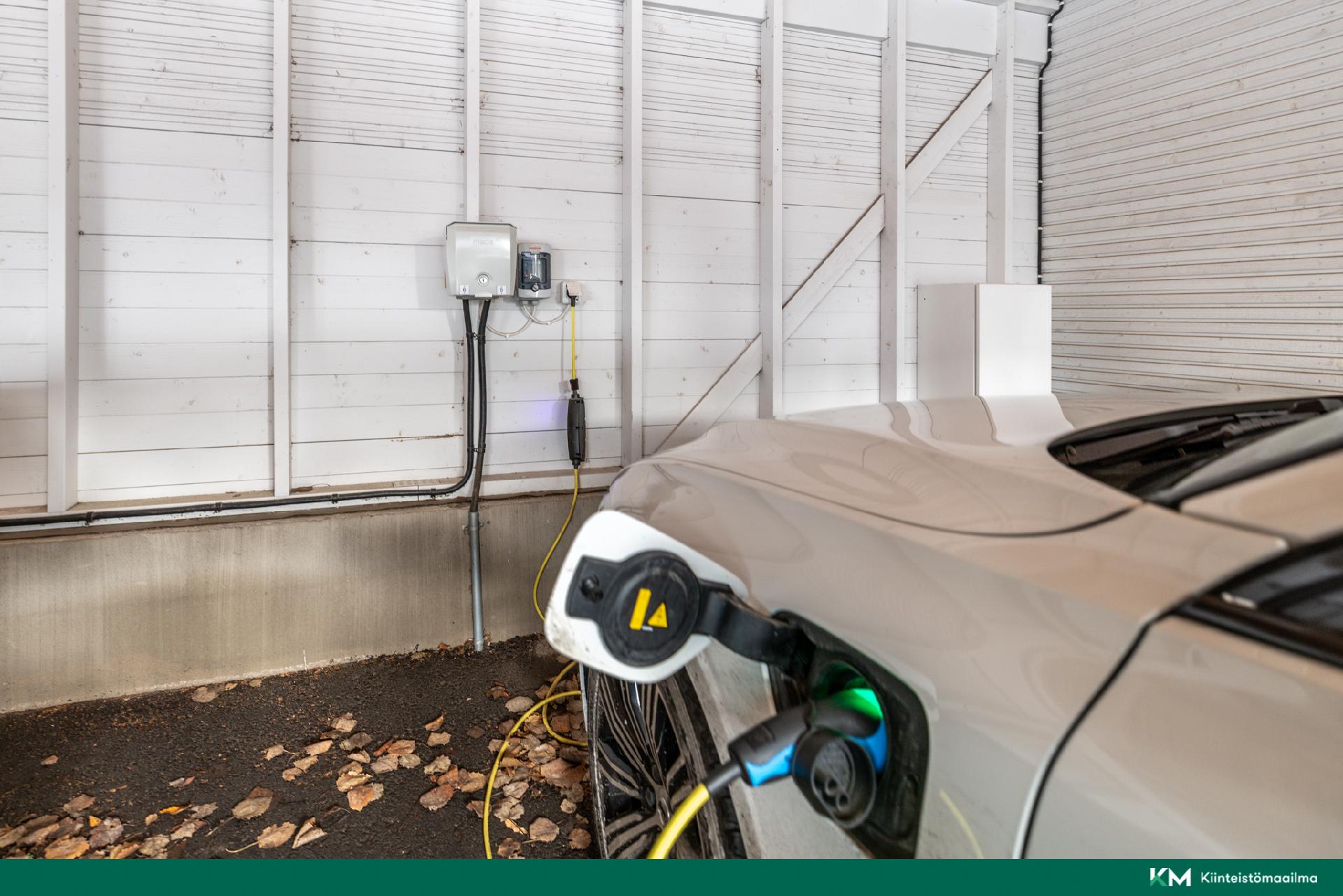 autopaikka myydään erikseen 4000€