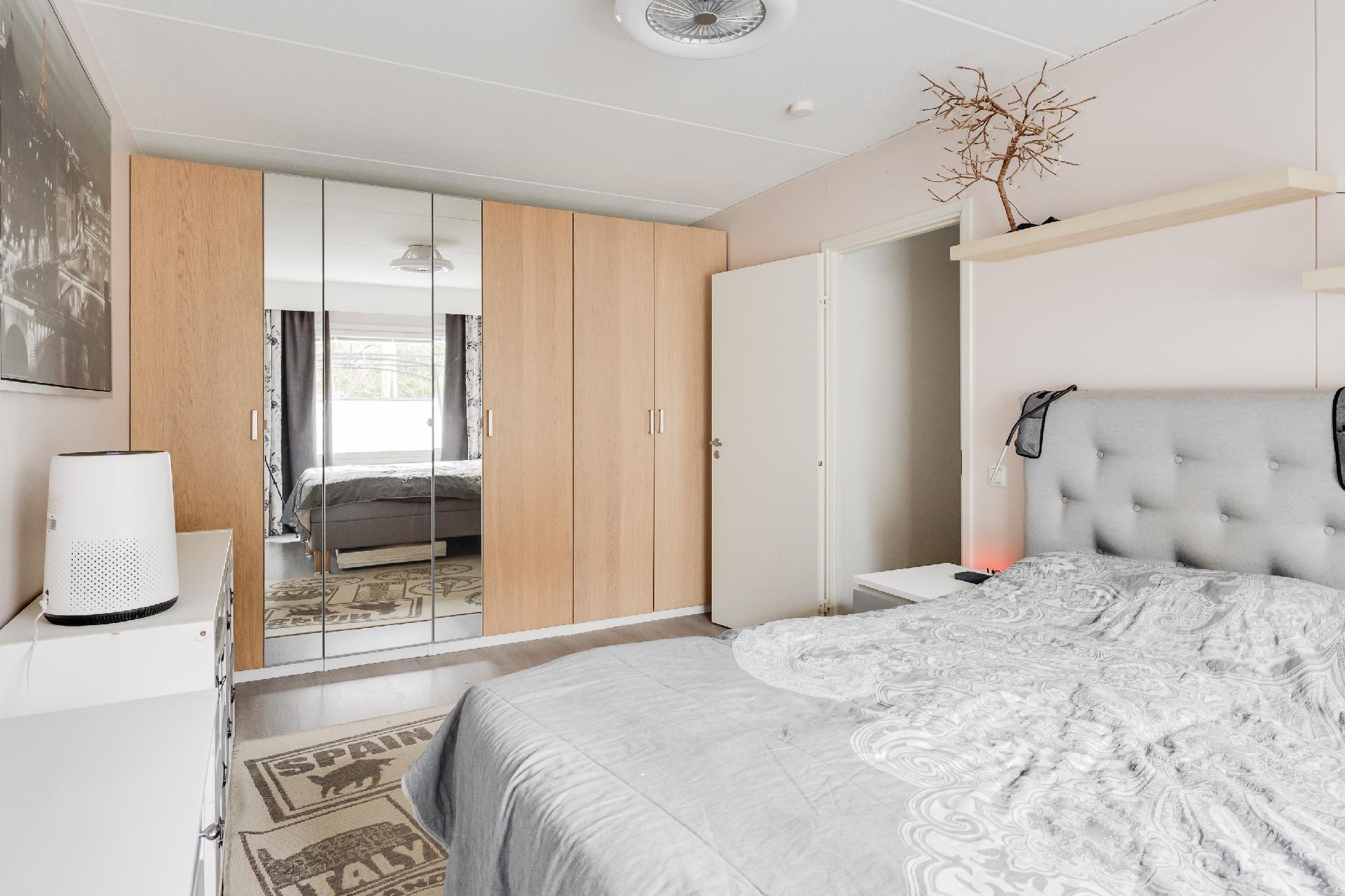 Makuuhuoneessa hyvin kaappitilaa