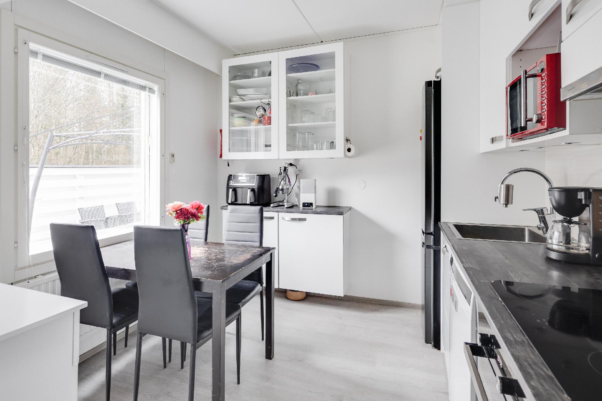 Keittiöön sopii ruokapöytä