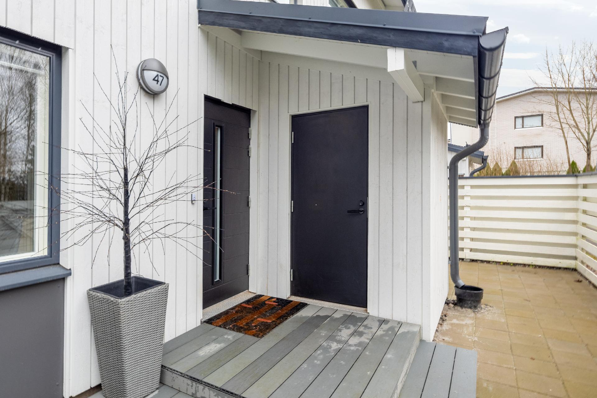 Sisäänkäynnin yhteydessä on ulkovarasto