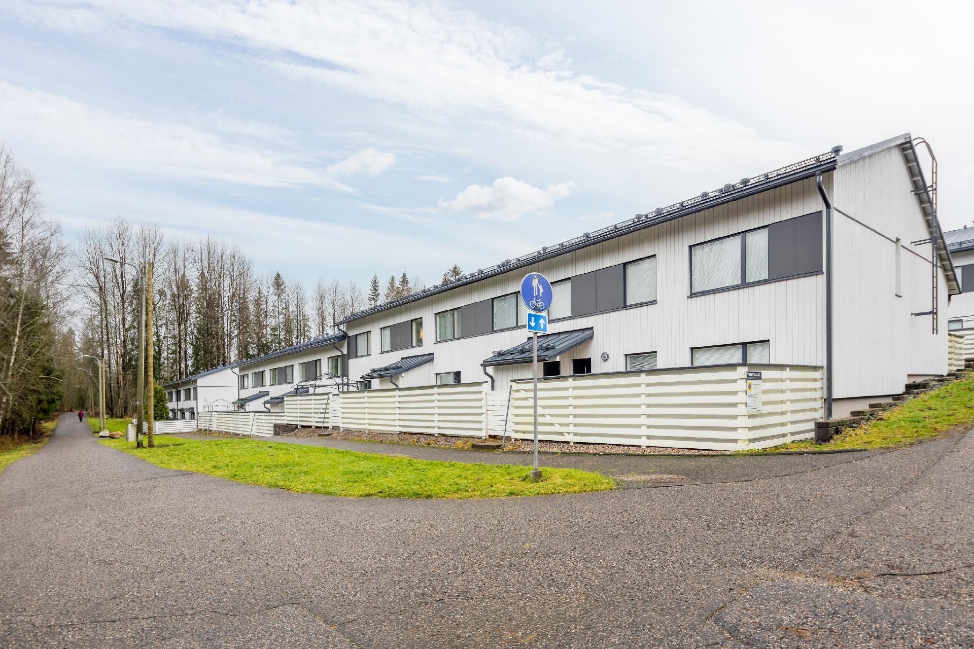 Asunto sijaitsee puiston vieressä