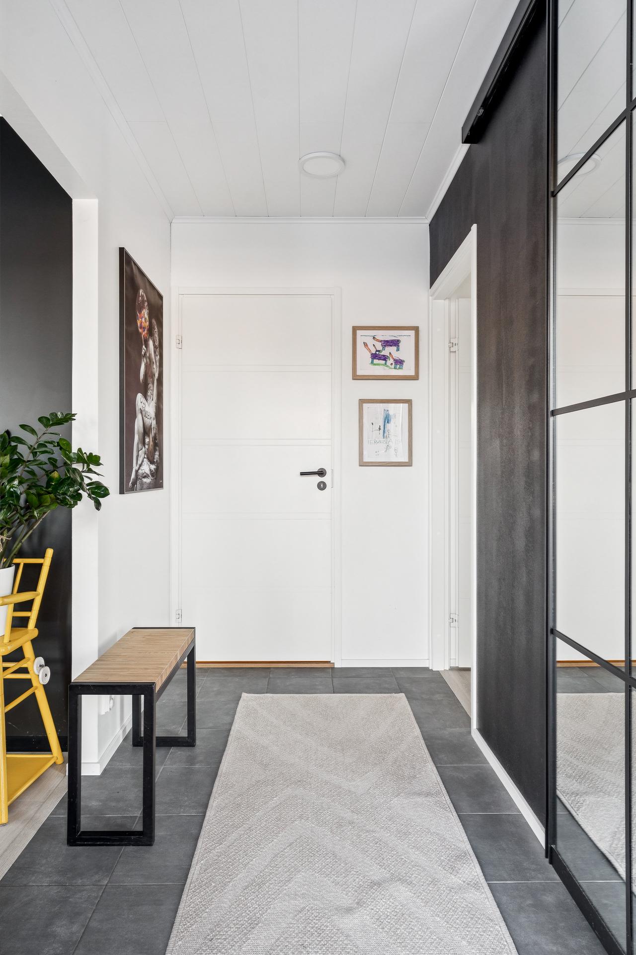 Eteinen, jossa vaatehuone