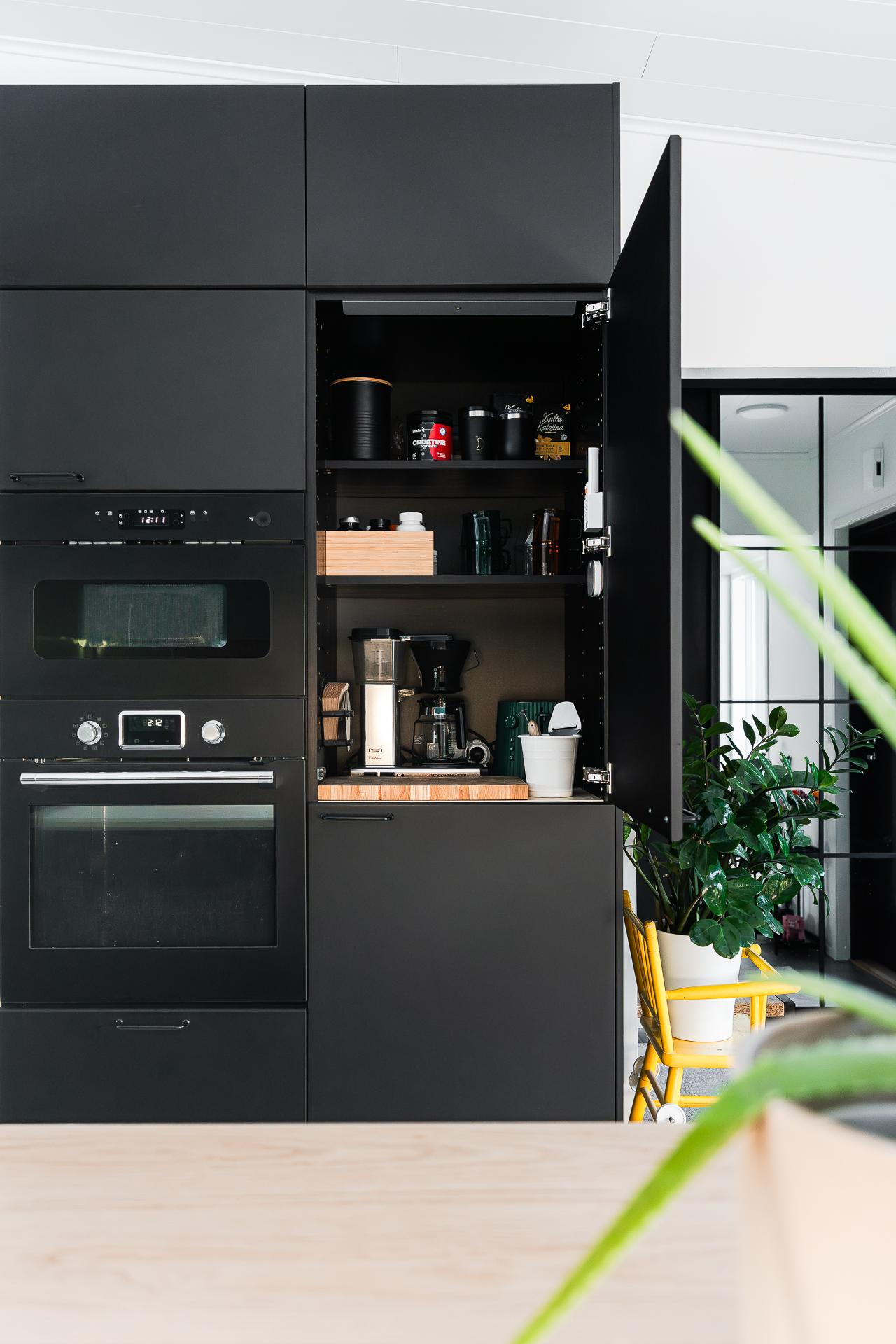 Keittiössä aamiaiskaappi