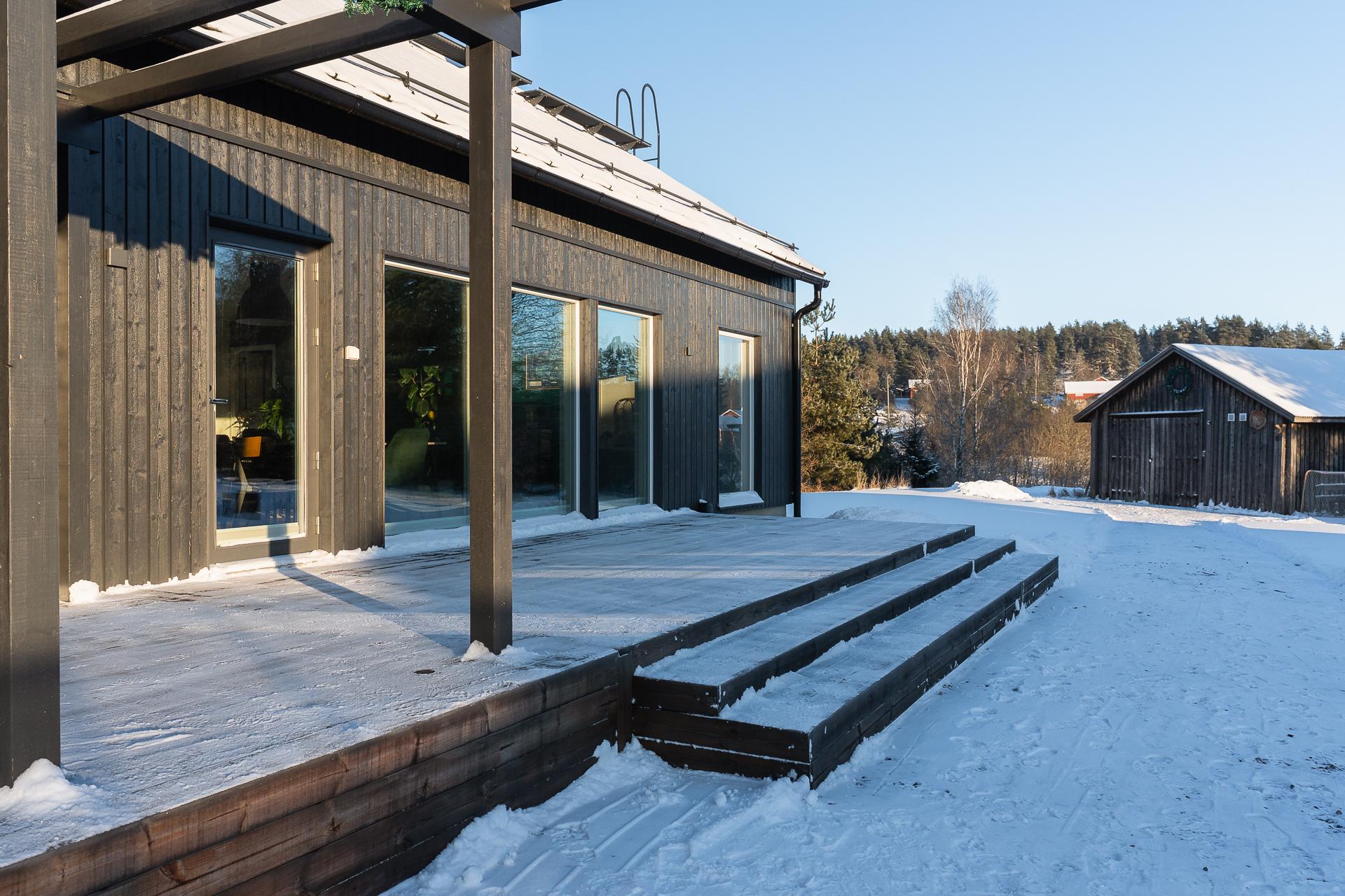 Takapihalla tilava terassi