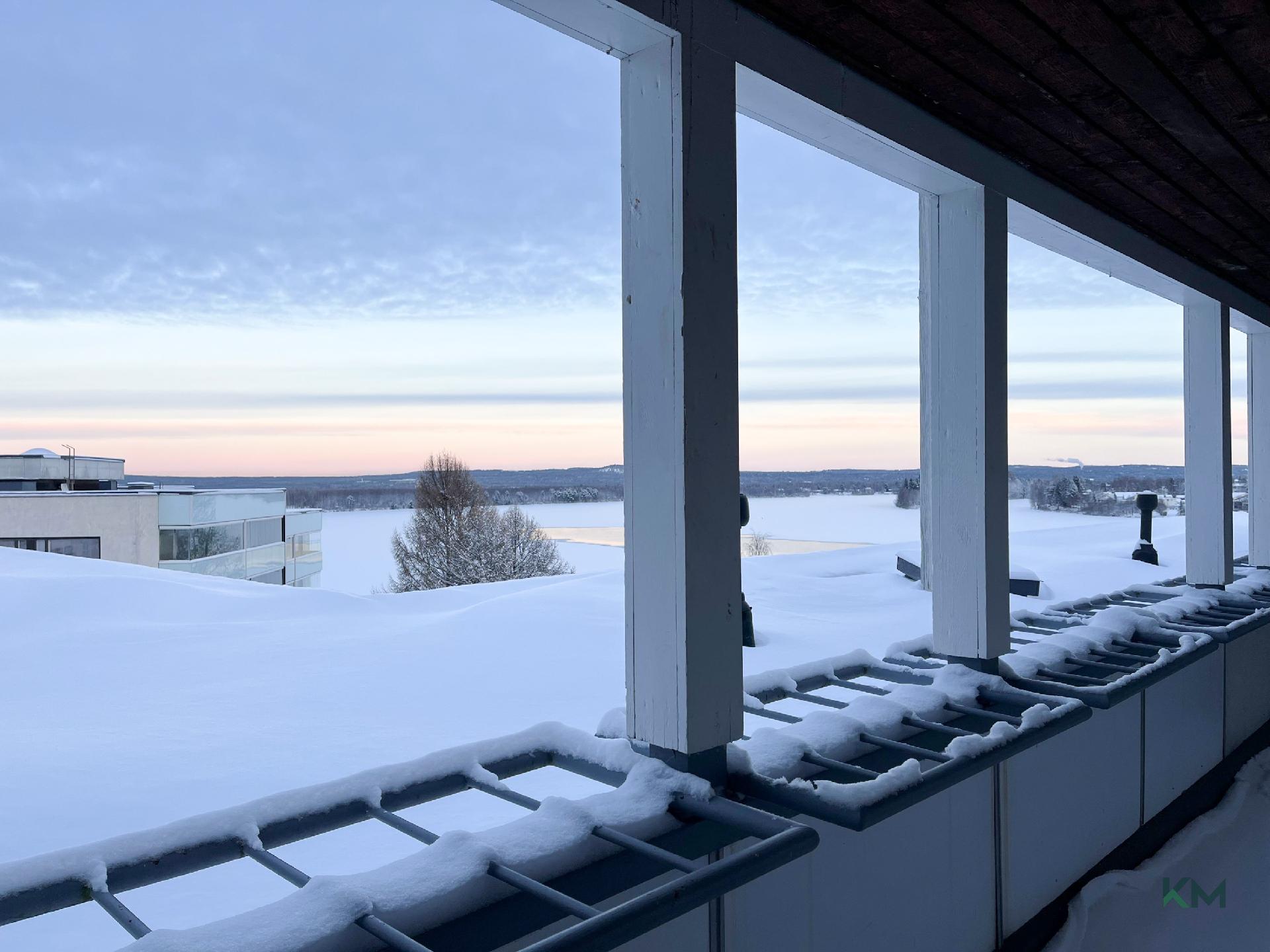 Yhtiön tuuletusparveke