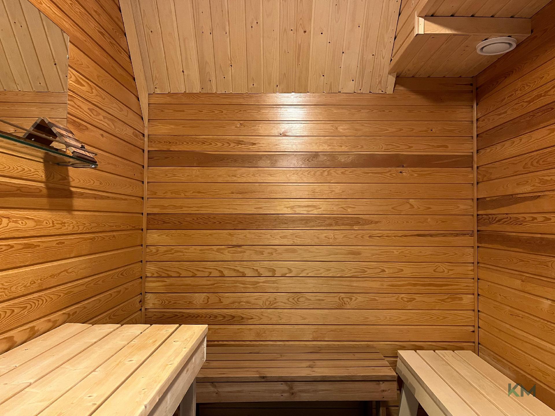 Yhtiön saunaosaston pukuhuone