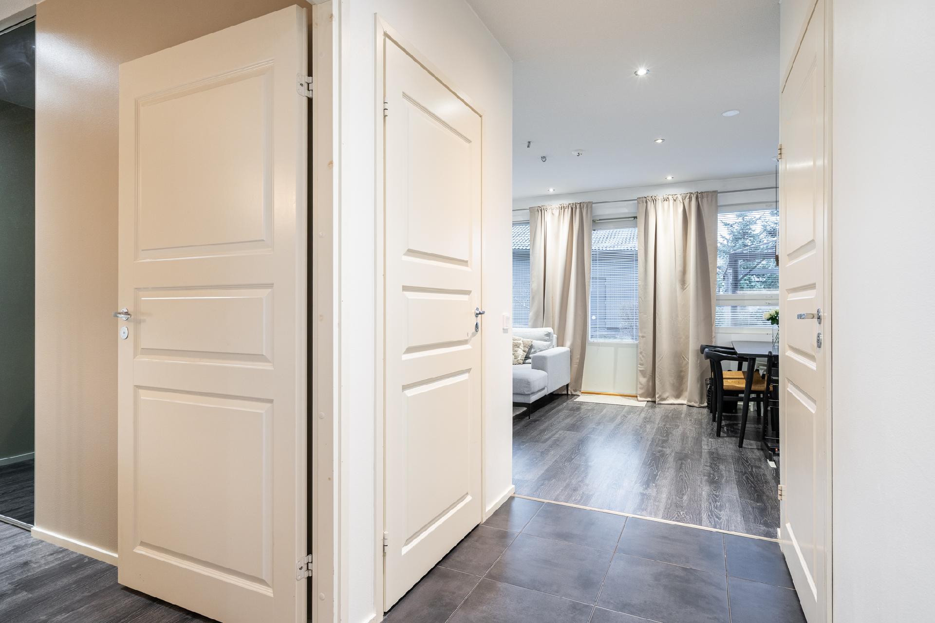 Eteisestä olohuoneeseenpäin