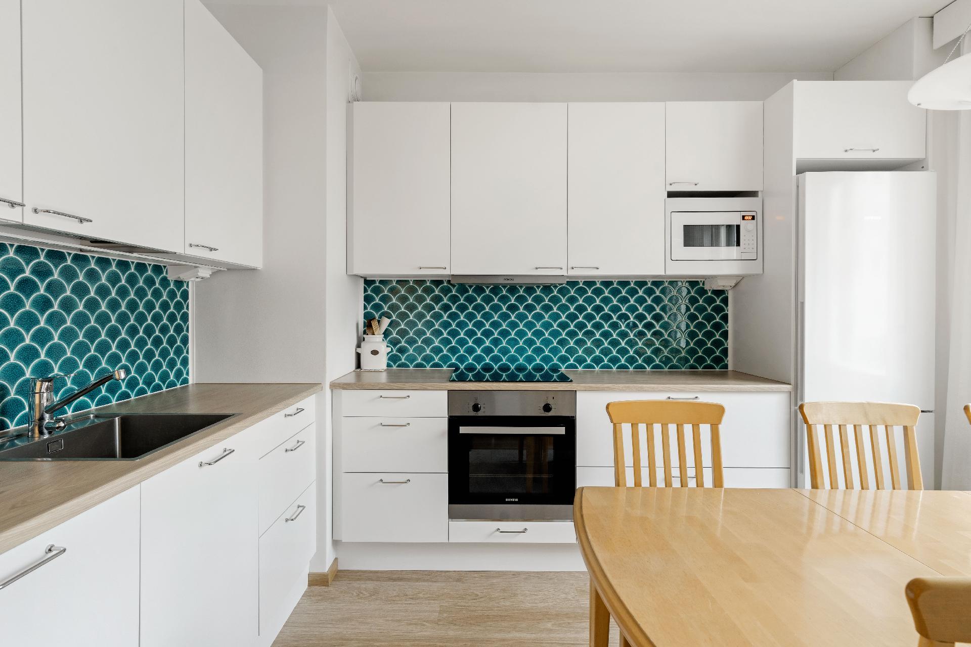 Remontoitu iso keittiö