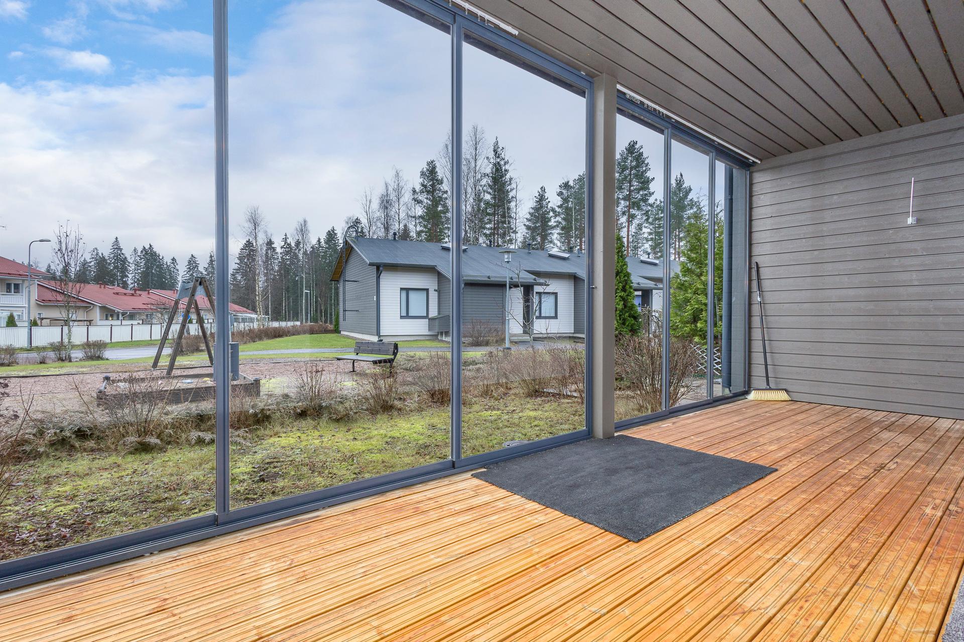 Lasitettu terassi, joka jatkuu omalla pienellä pihalla