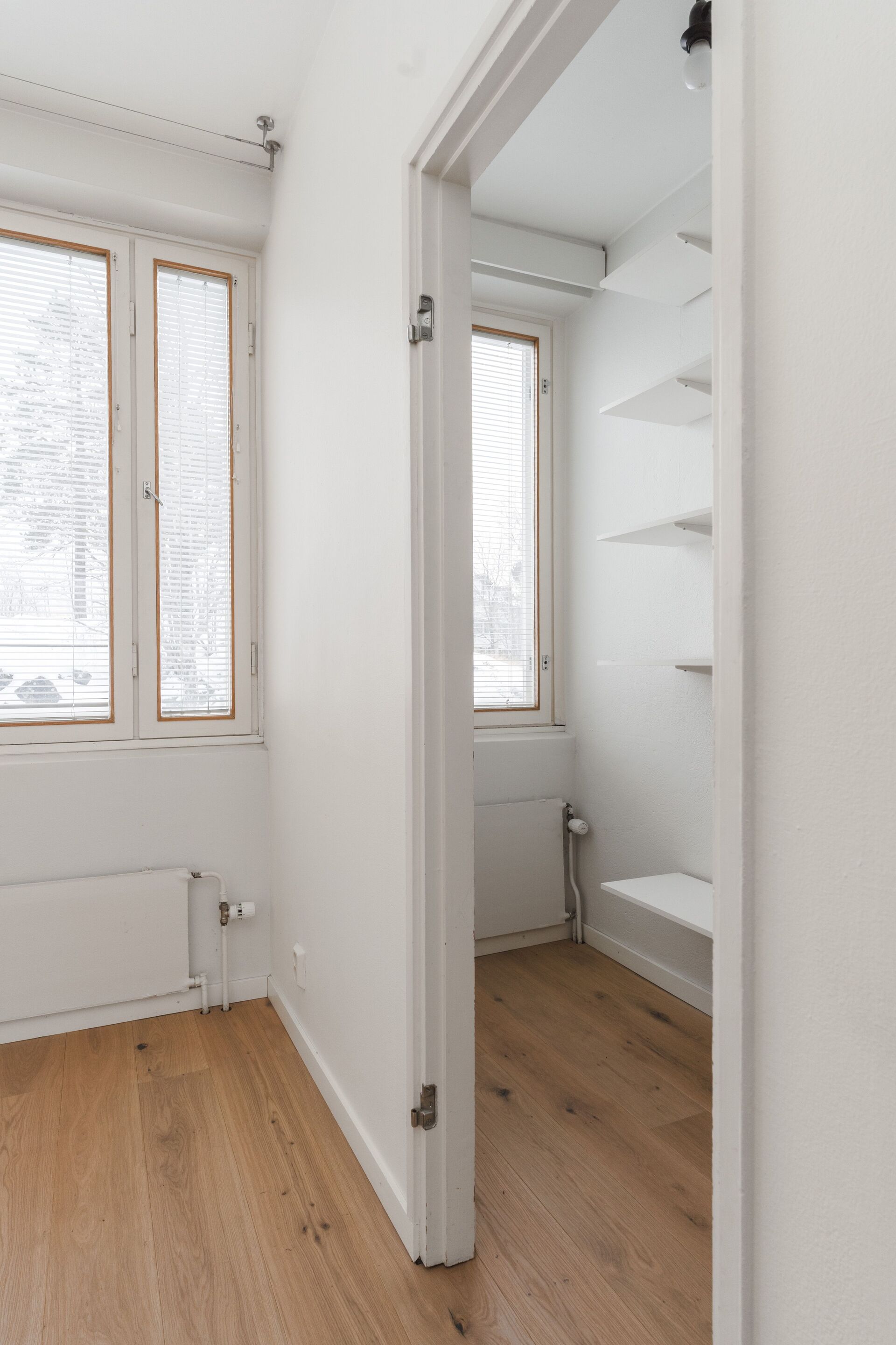 Huoneen yhteydessä ikkunallinen vaatehuone.