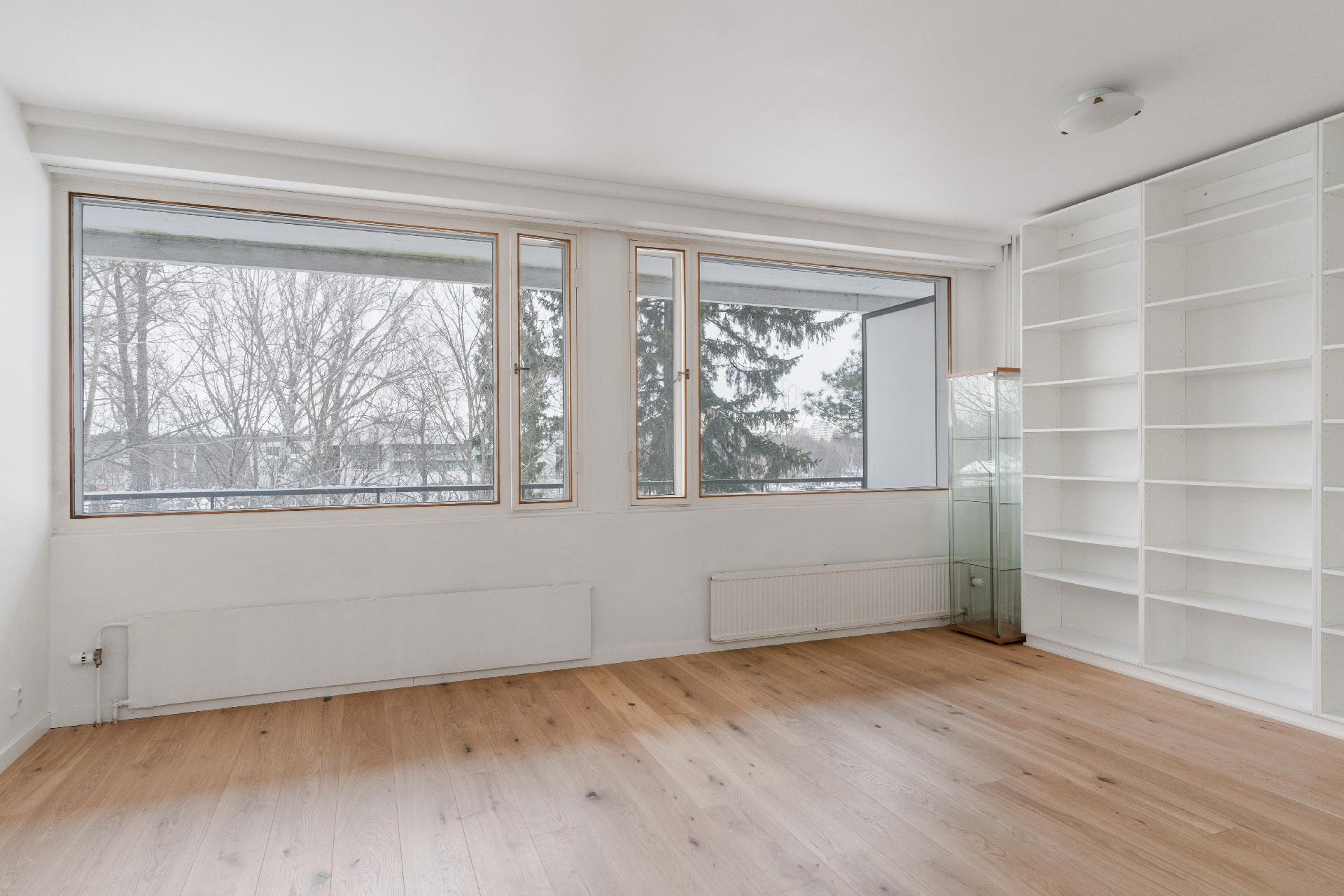 Alakerran huone 1. on helppo jakaa kahdeksi erilliseksi huoneeksi.