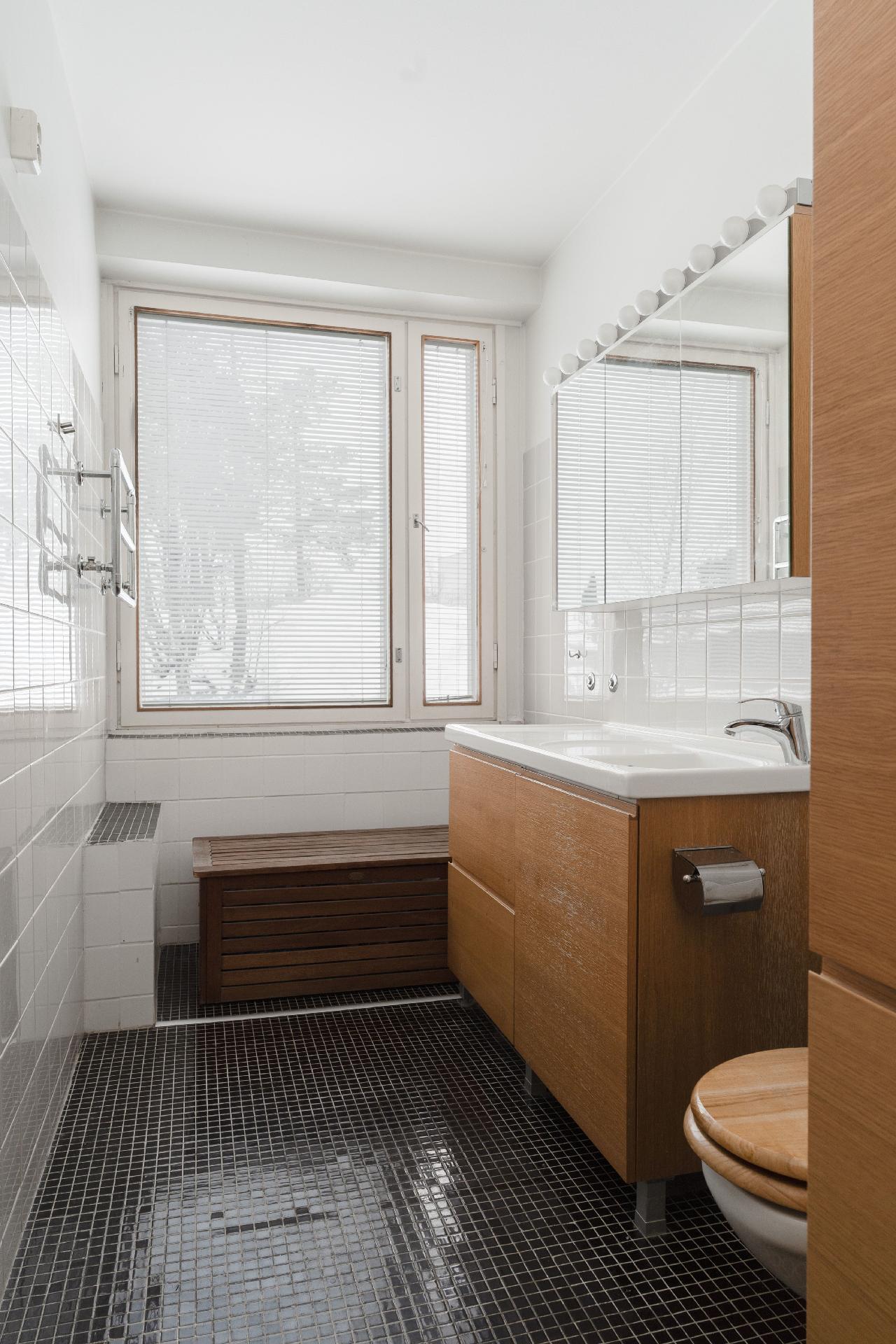 Yläkerran iso wc-tila.