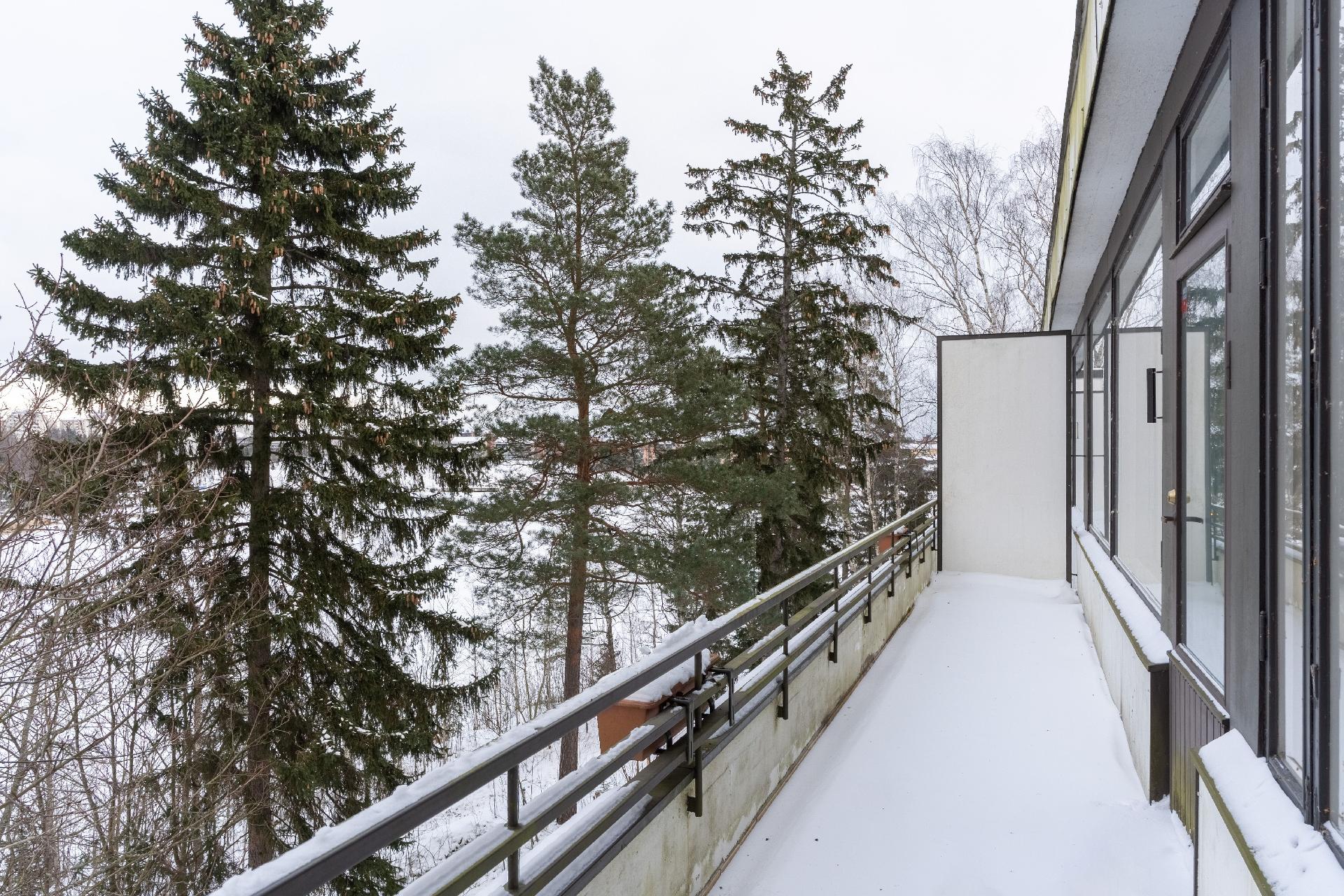 Molemmissa kerroksissa huoneiston levyiset parvekkeet.