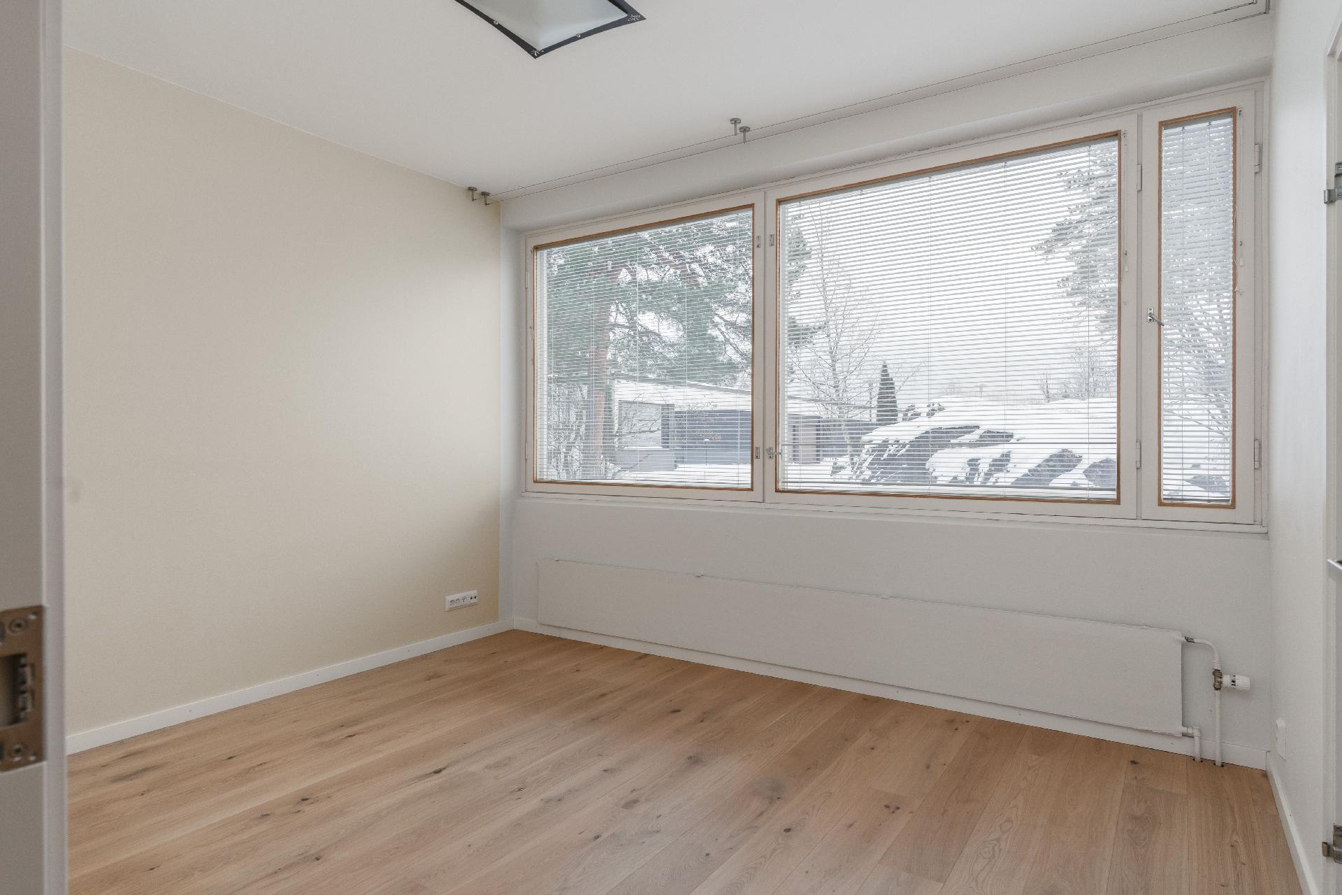 Yläkerta makuu- tai muu huone.