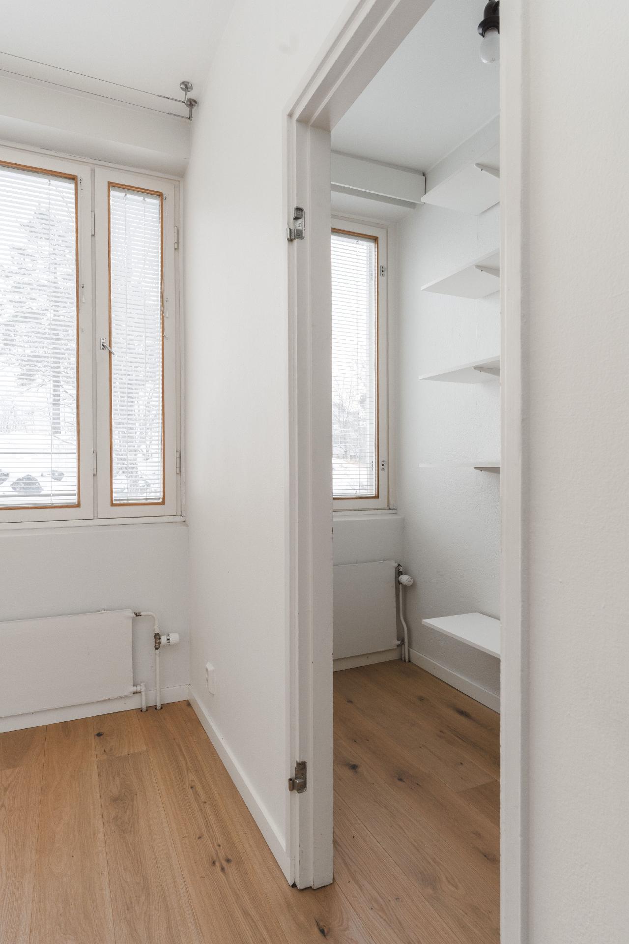 Huoneen yhteydessä ikkunallinen vaatehuone.