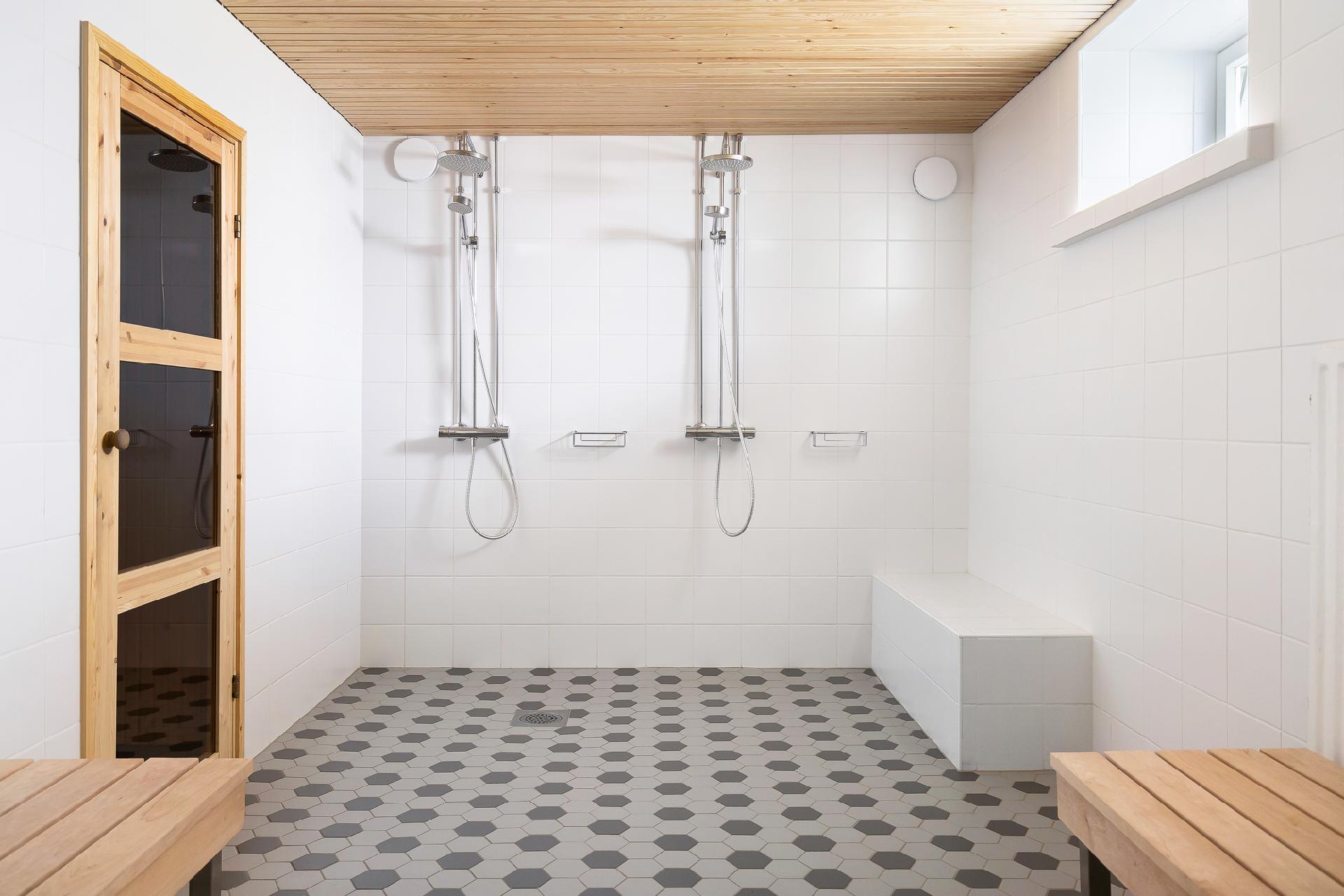 Taloyhtiön viihtyisä saunatila