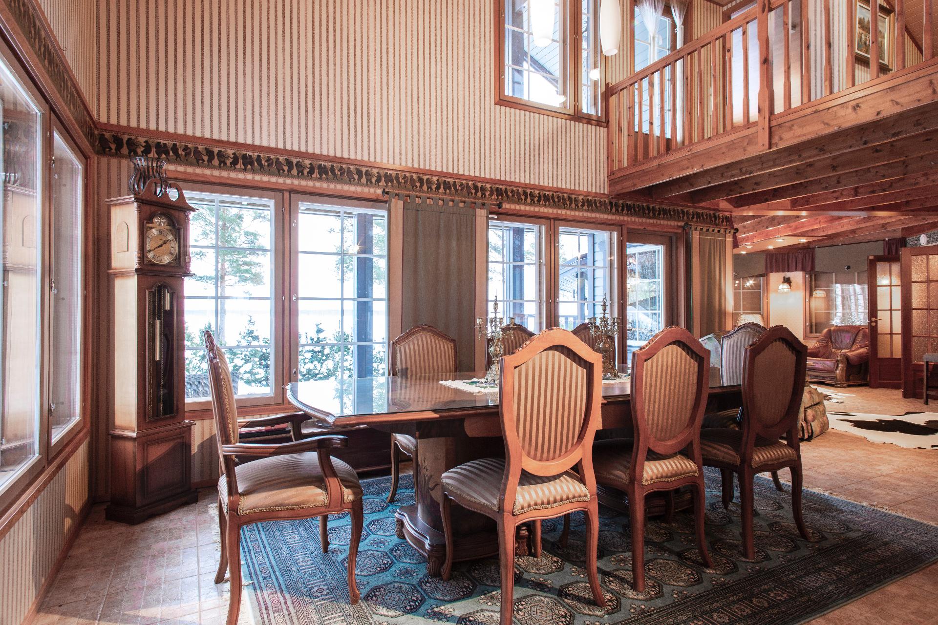 Paljon ikkunapintaa ja upeat maisemat ympäri vuoden