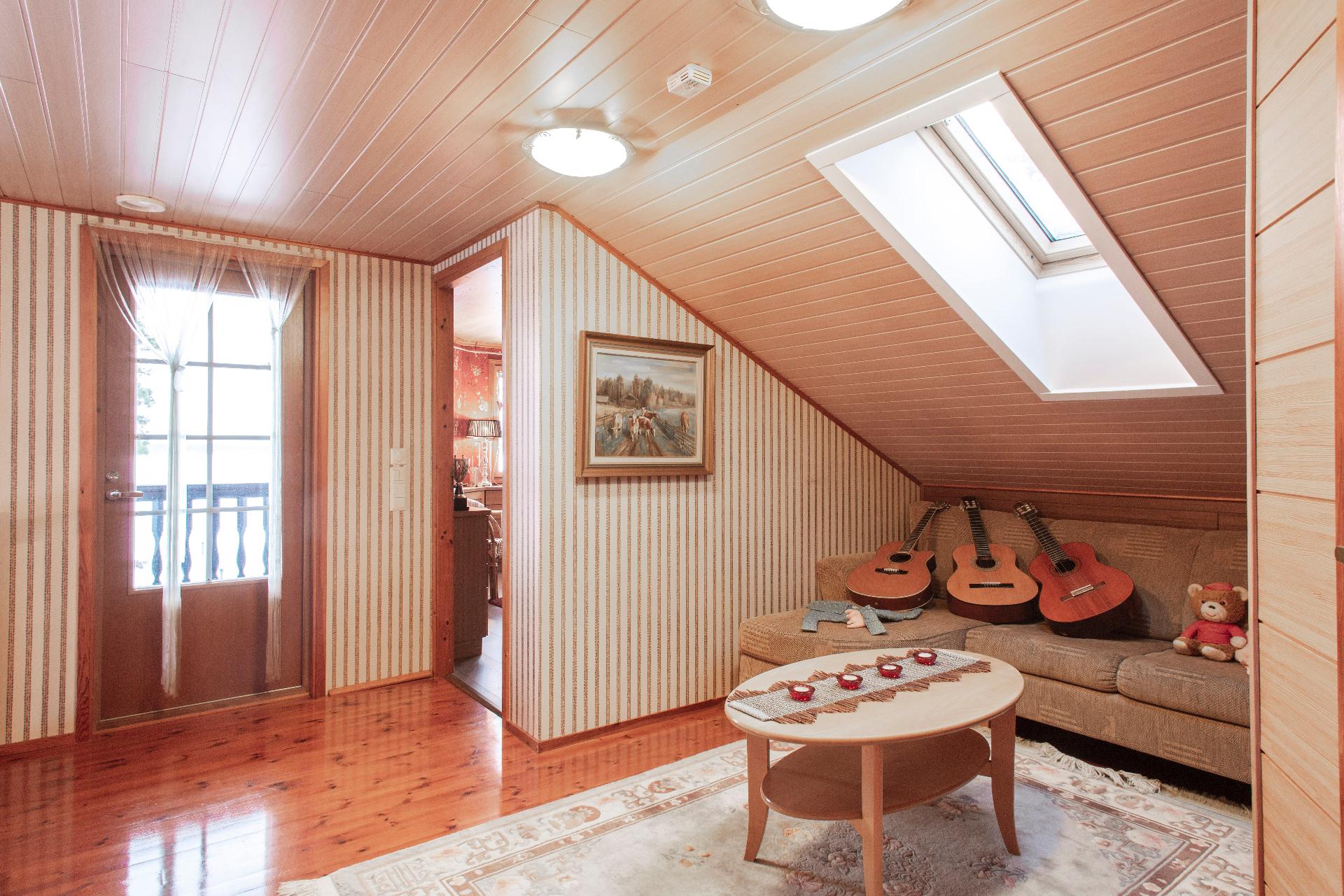 Aulaan tulvii valoa mm. kattoikkunoista