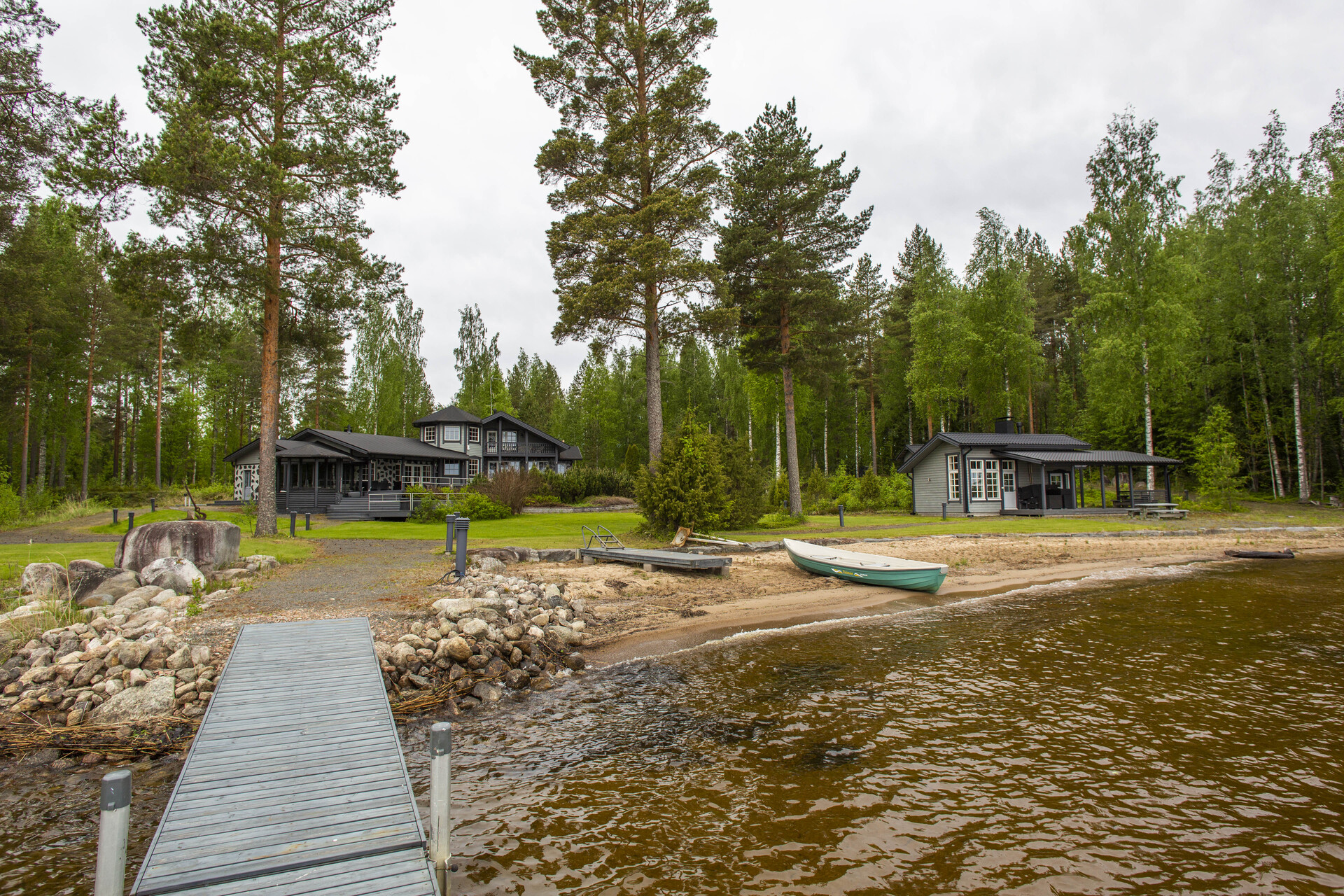 Laiturilta. Päärakennus suoraan edessä, rantasauna oikealla
