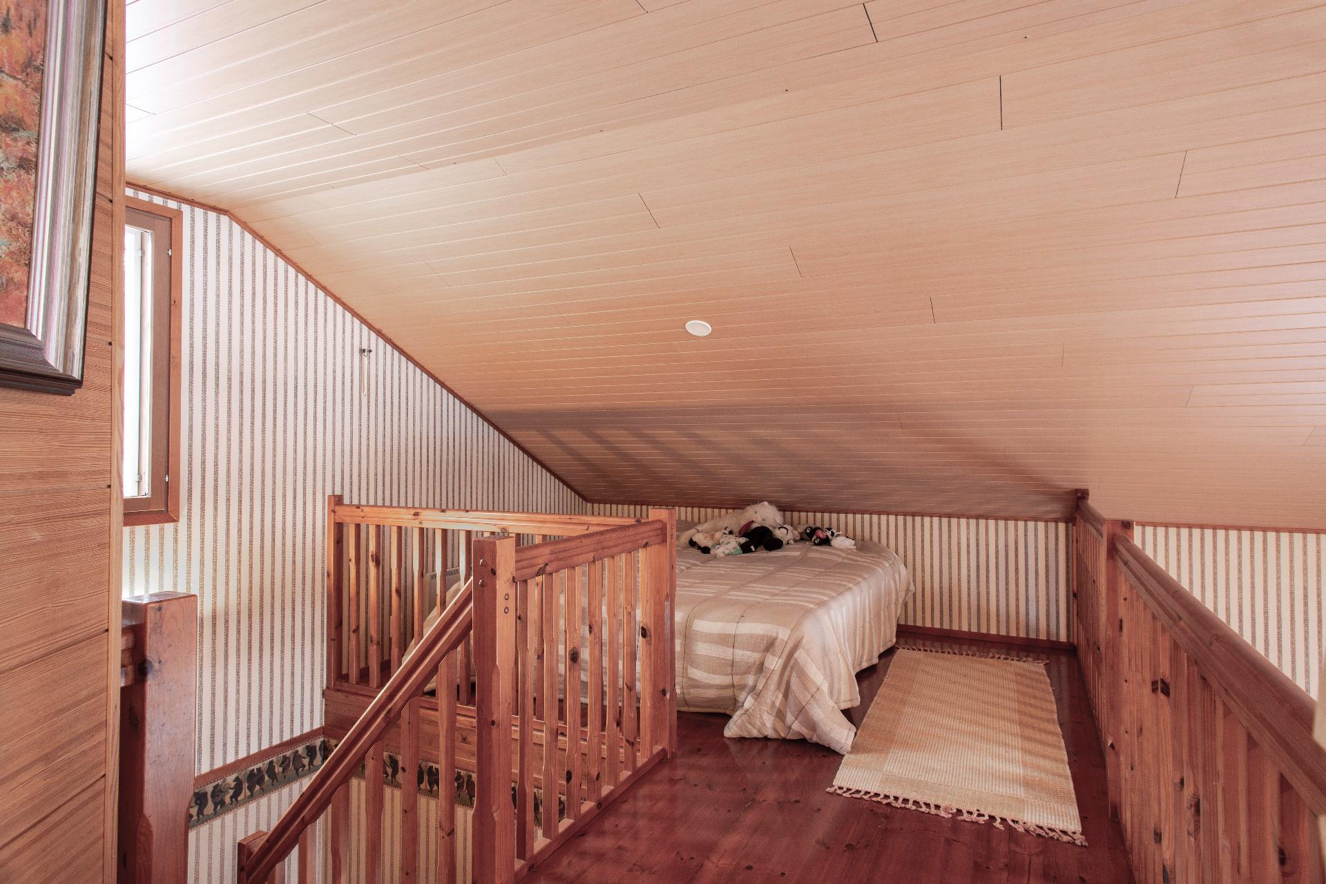 Yläkerran parvella yksi lisänurkka makuupaikalle