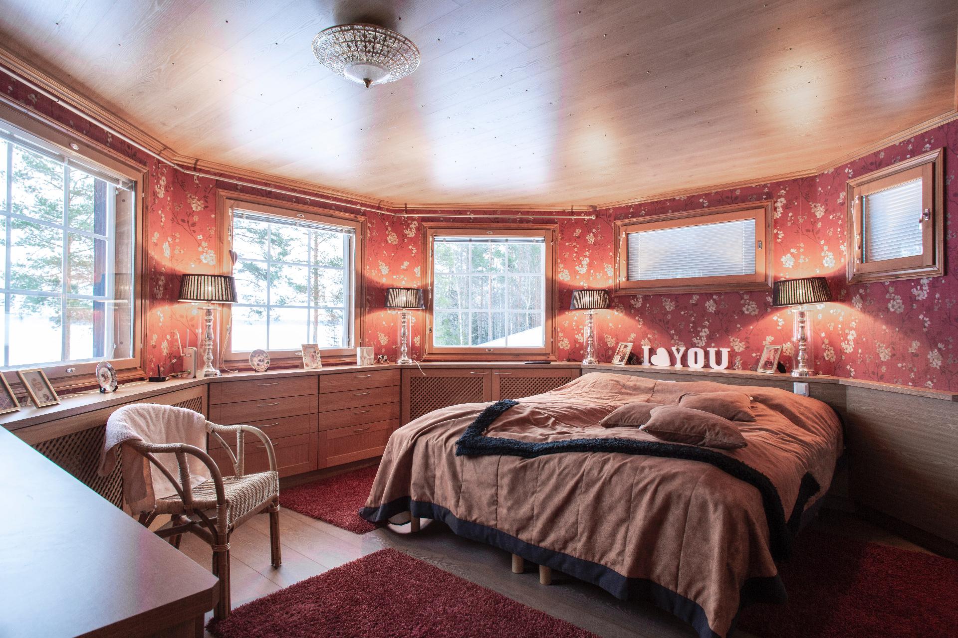 Yläkerran tornimakuuhuone