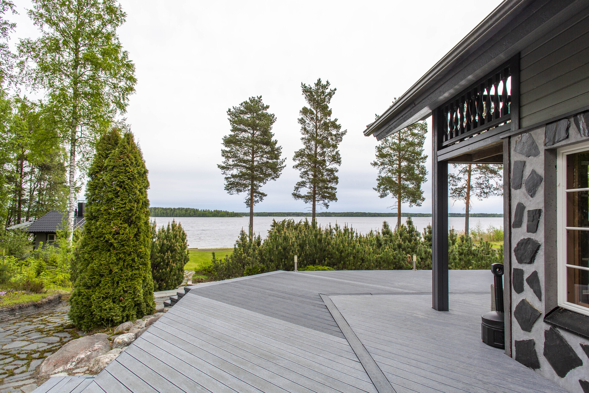näkymiä terassilta, kuvan ulkopuolelle vasemmalle jää varasto