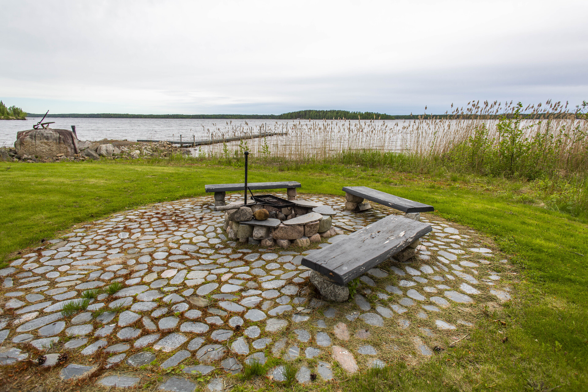 Nuotiopaikka rannalla
