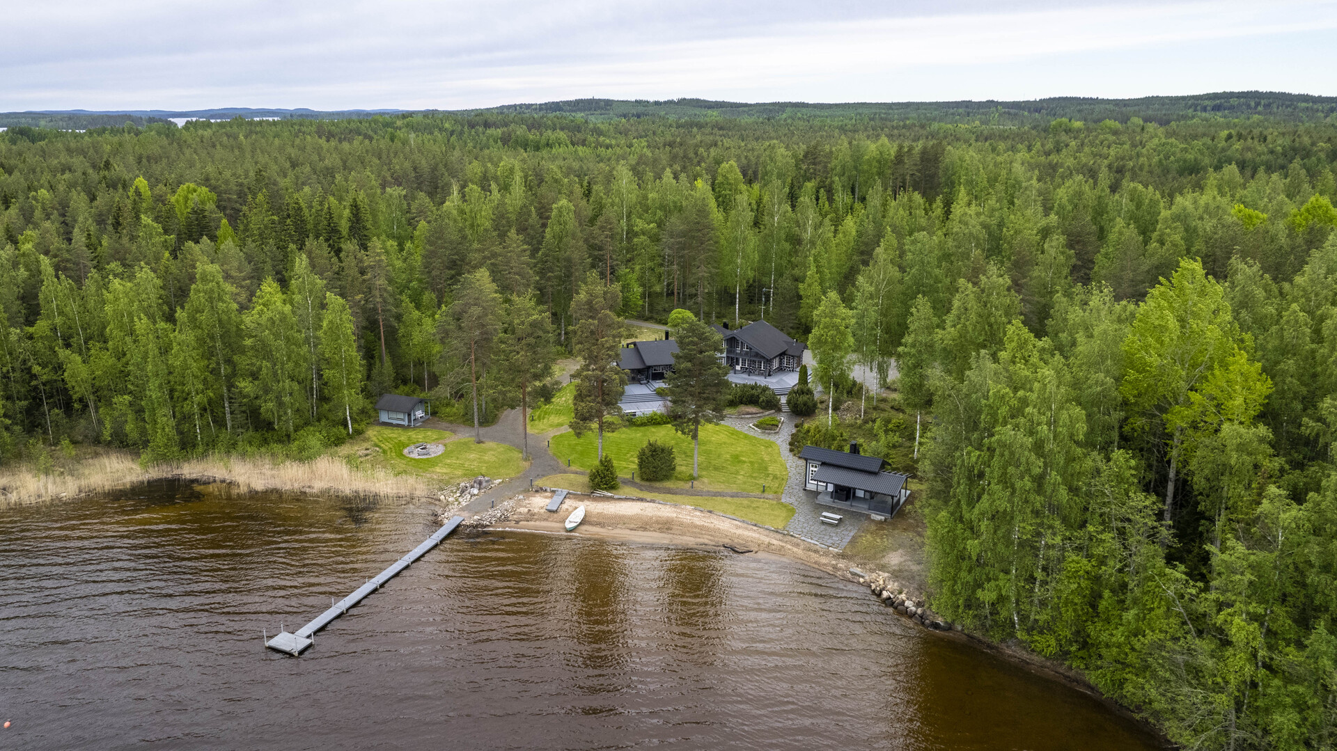 Upea pitkä hiekkaranta ja laituri