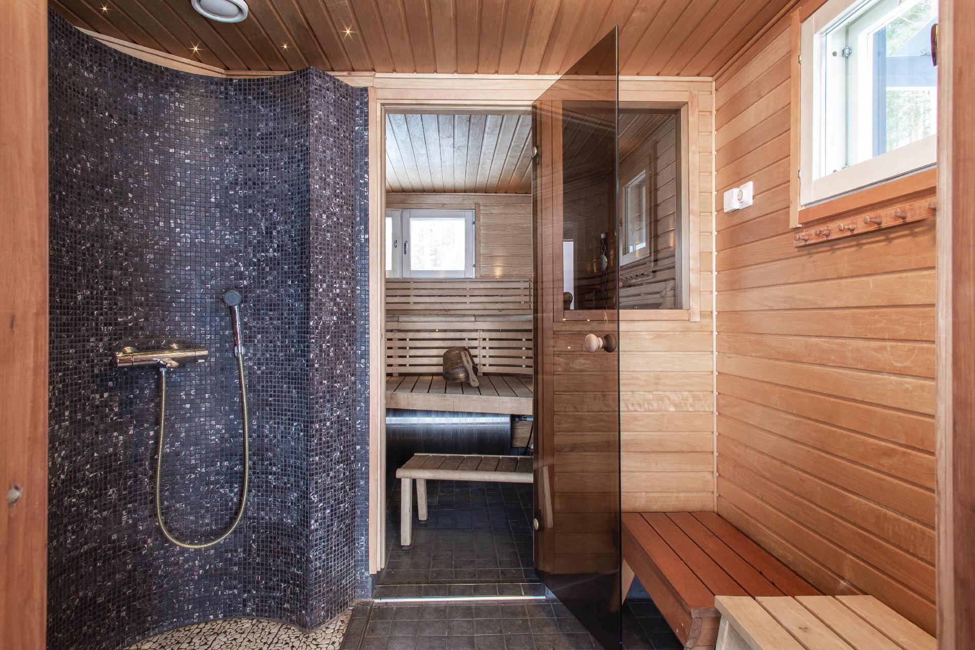 Rantasaunalla suihku