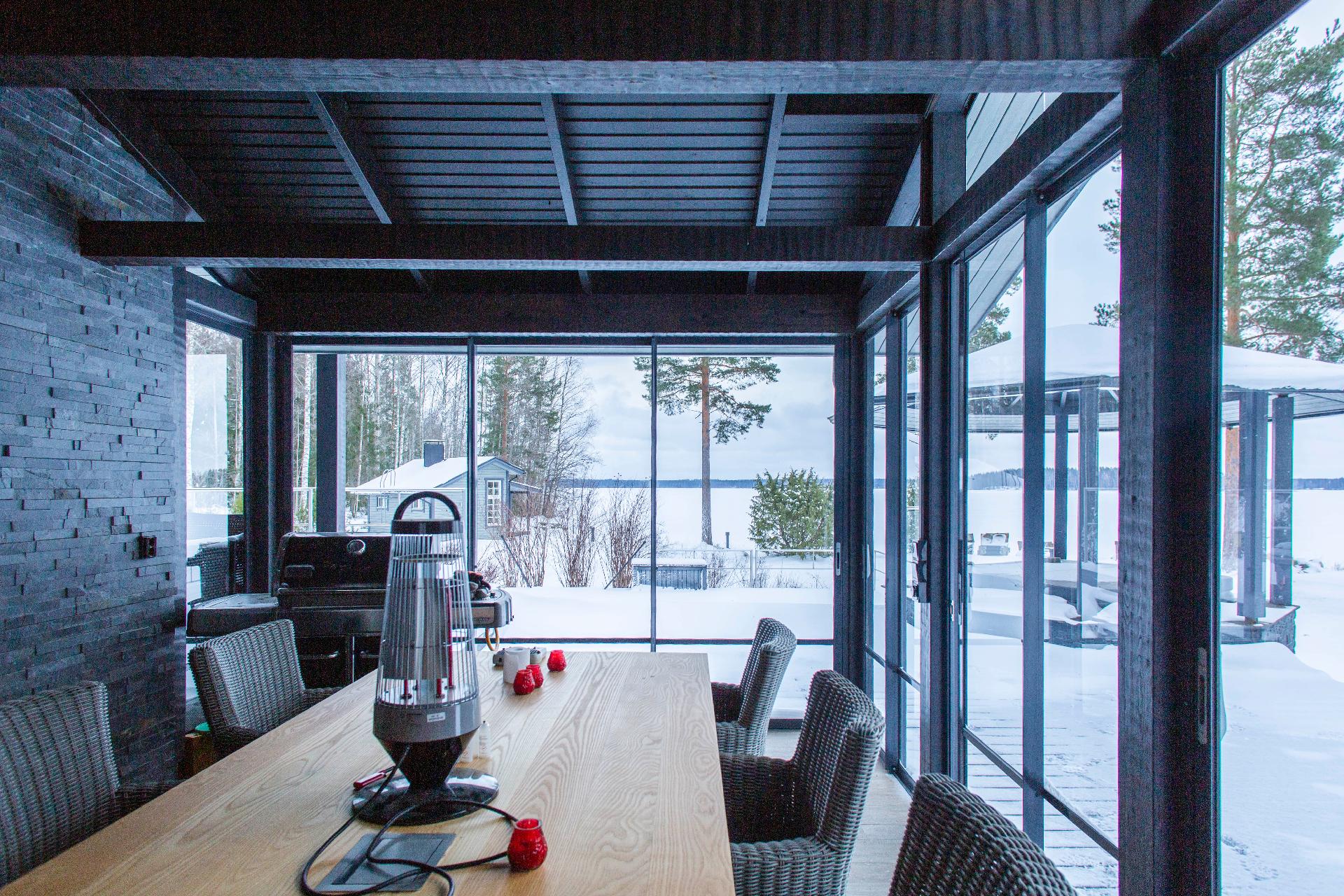 Päädyssä katettu ja lasitettu kuisti, oikealla nähtävissä poreamme 