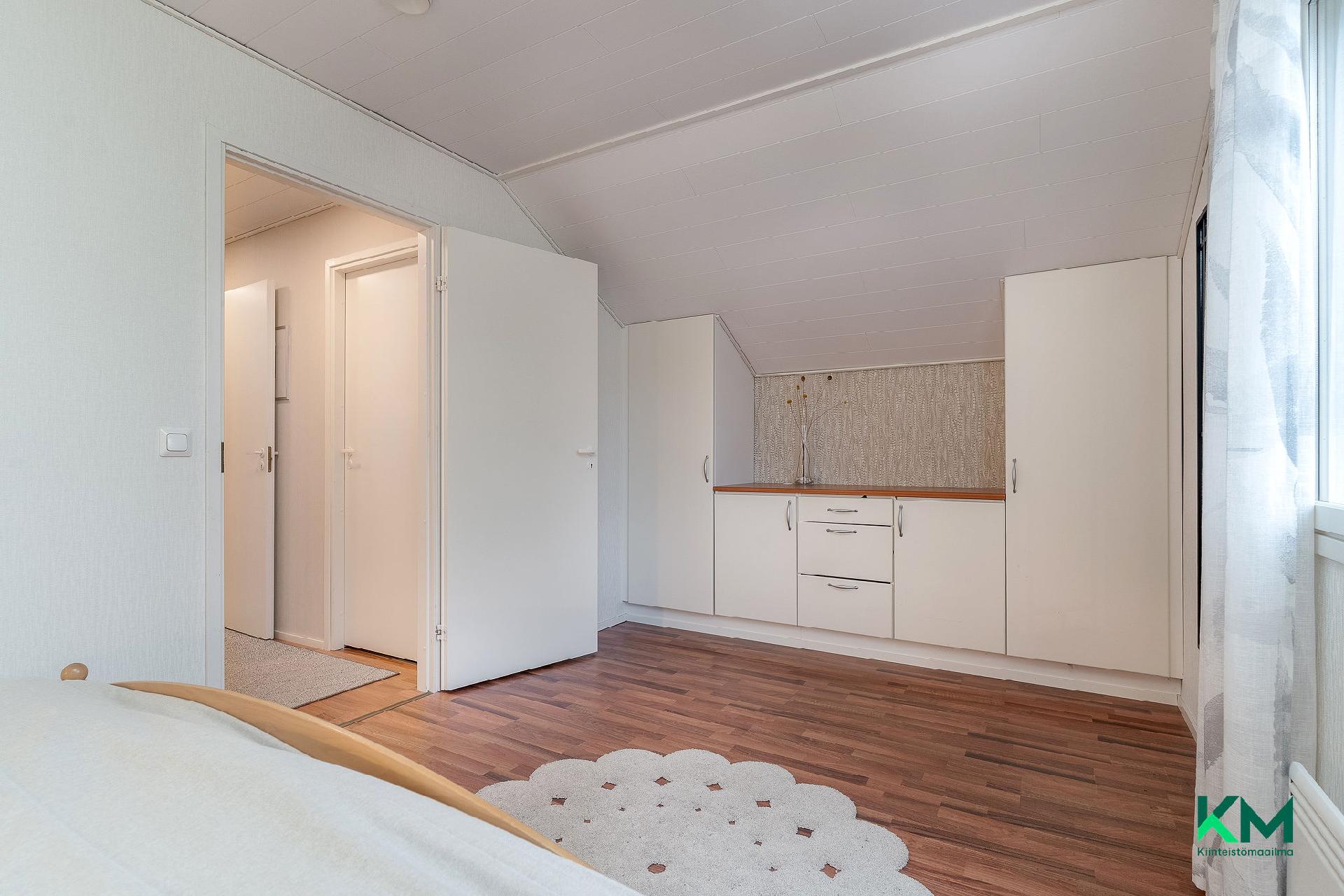 Yläkerran makuuhuone