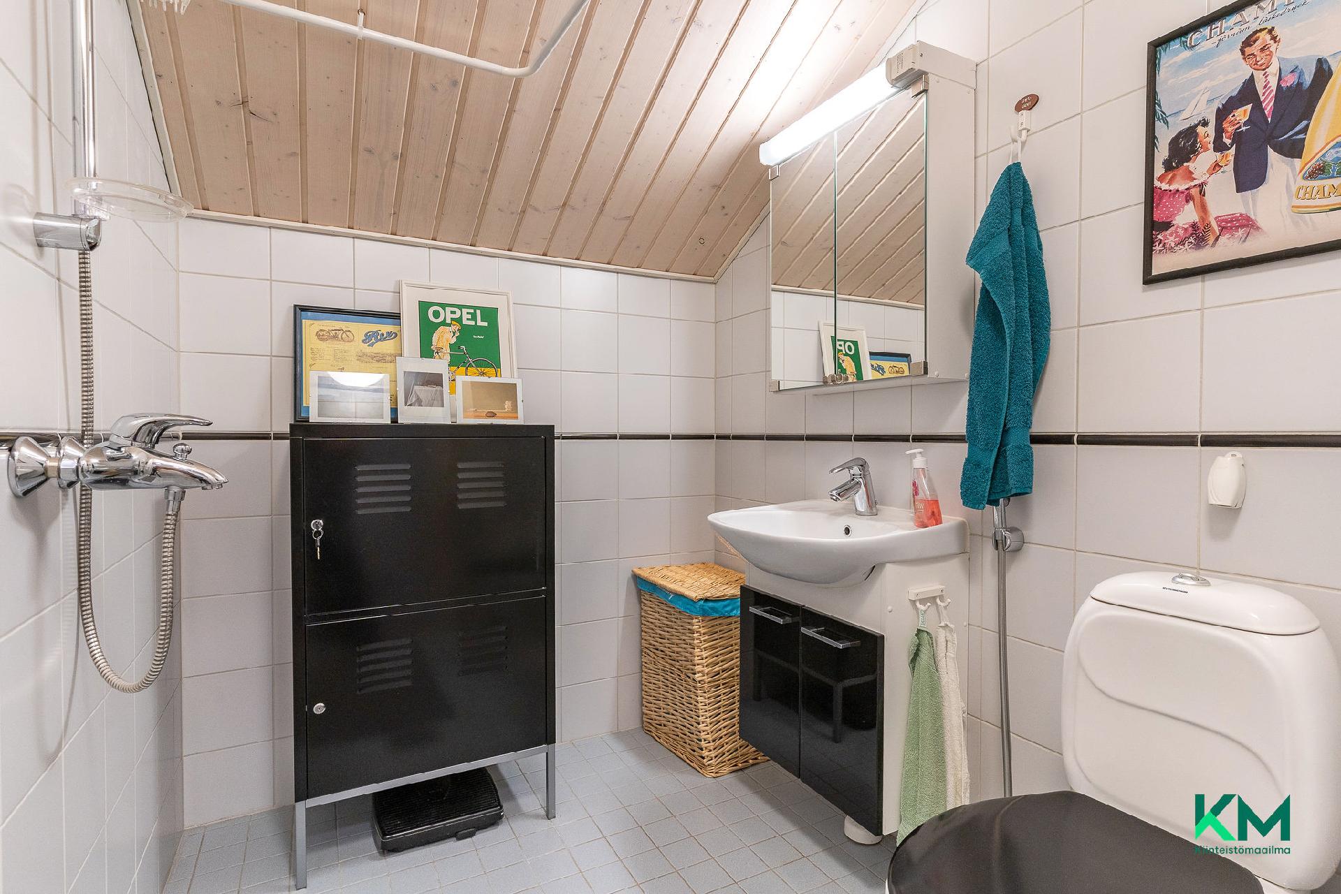 Yläkerran pesuhuone