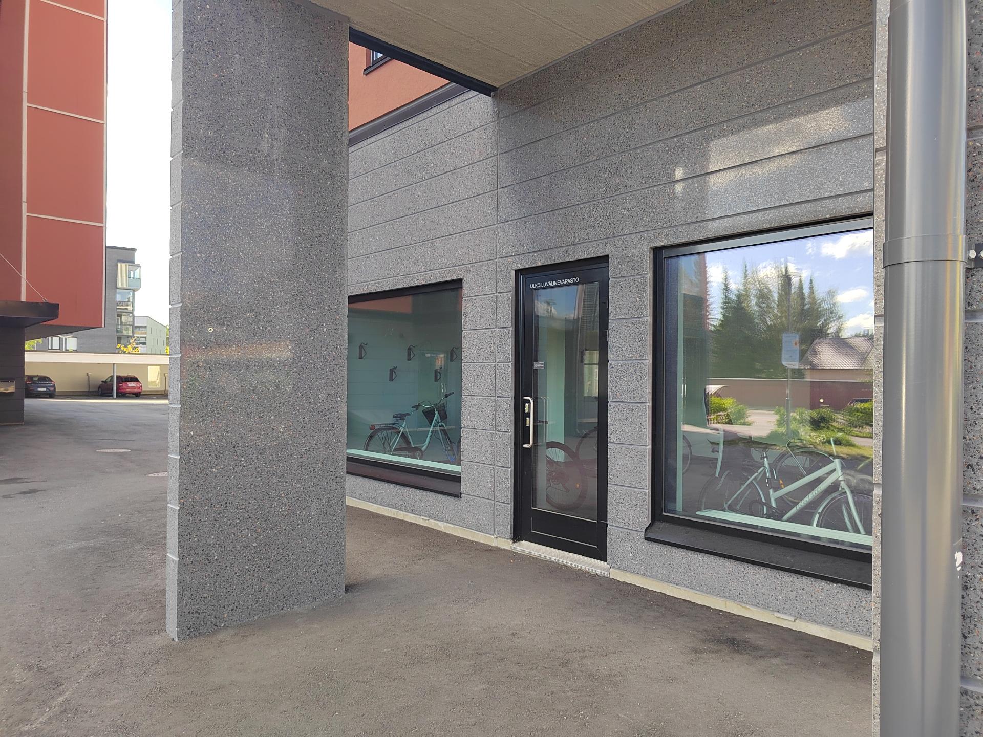 Pyörävarasto talon päässä