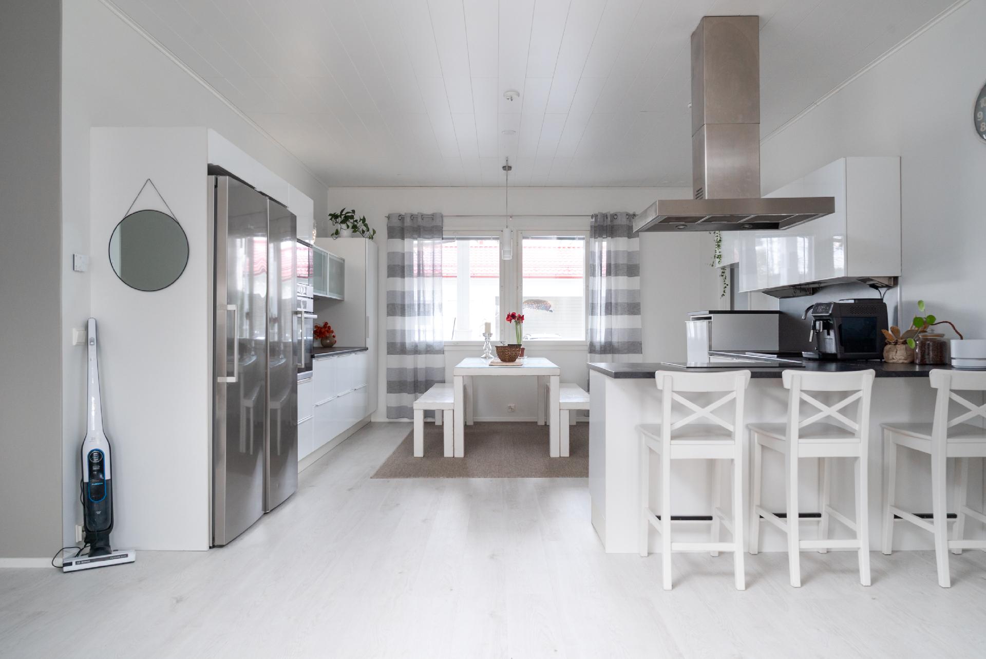 Olohuoneesta keittiöön päin