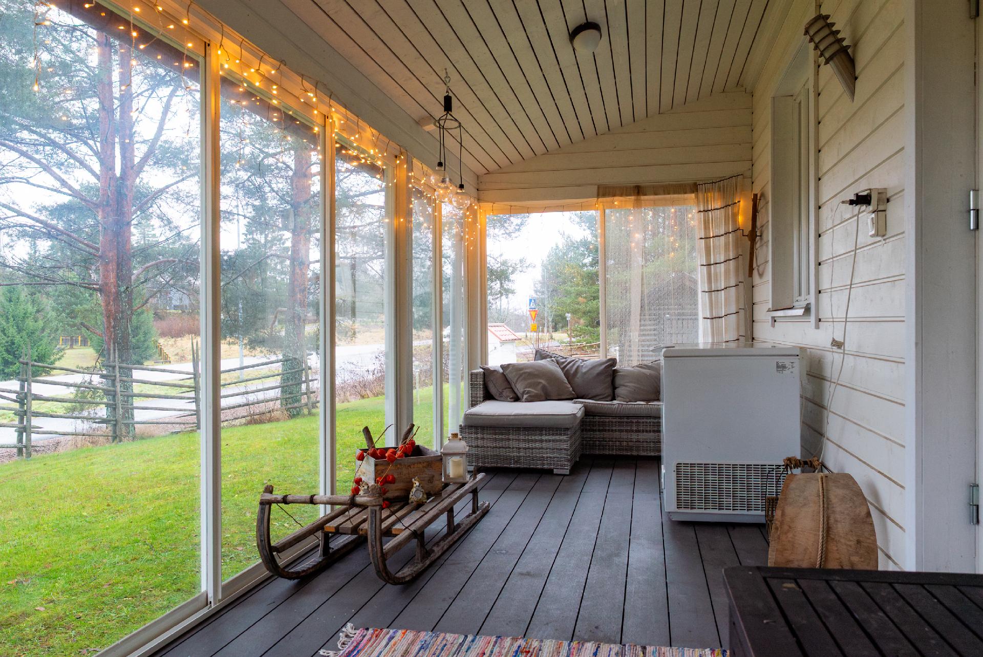 Olohuoneesta käynti suurelle lasitetulle terassille