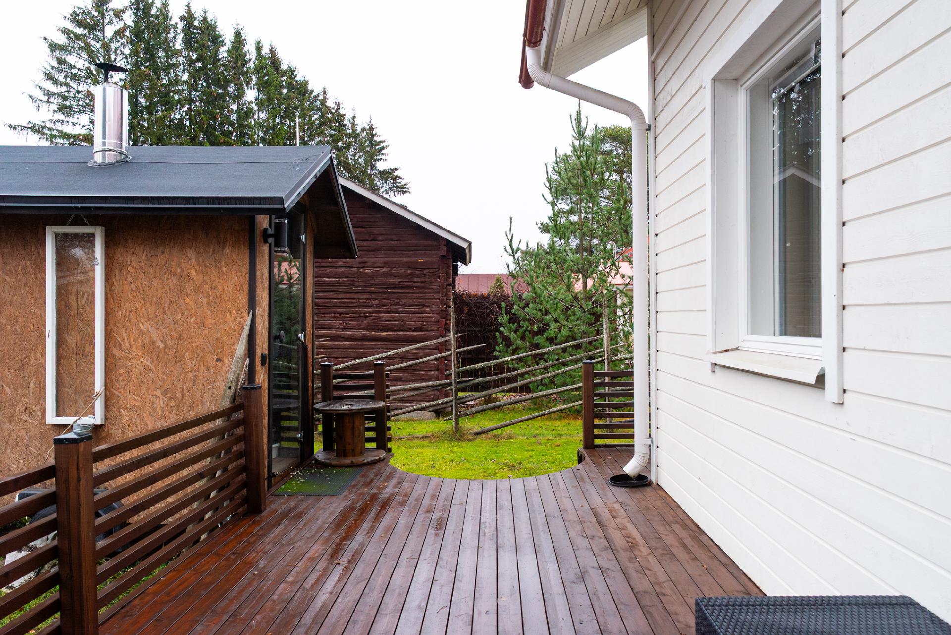 Pihassa kärryn päällä oleva sauna