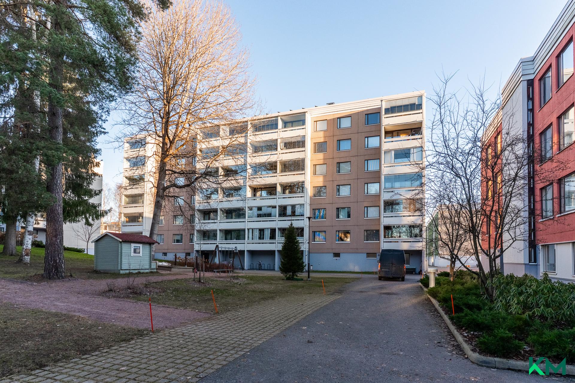 Maria Jotunin tie 6 pihan puolelta ja