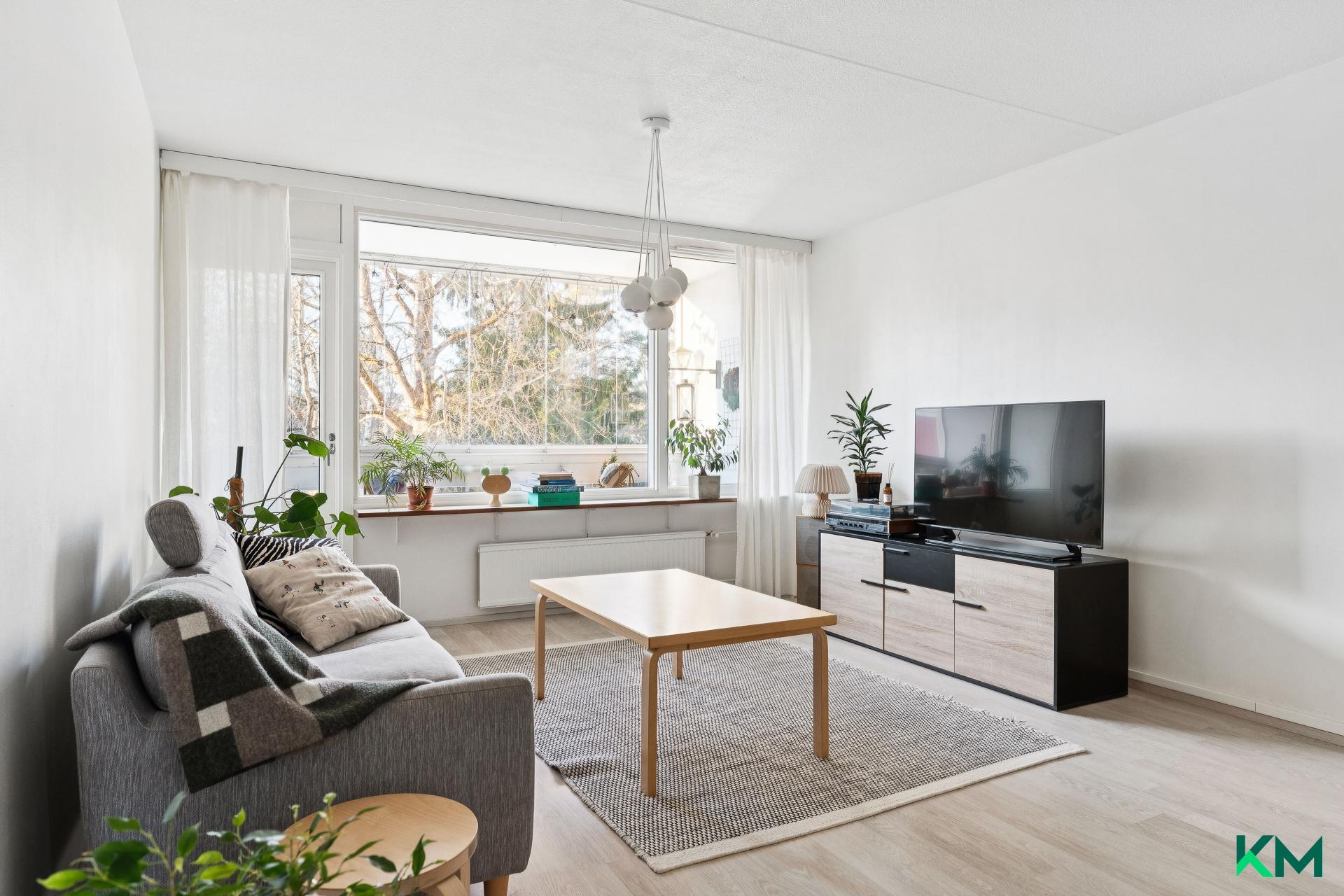 Aurinkoinen olohuone jatkuu 