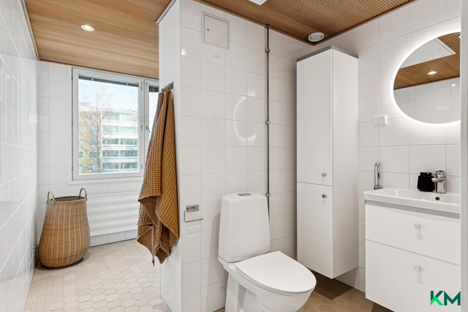 Kaunis ja tilava, ikkunallinen kylpyhuone on saneerattu 