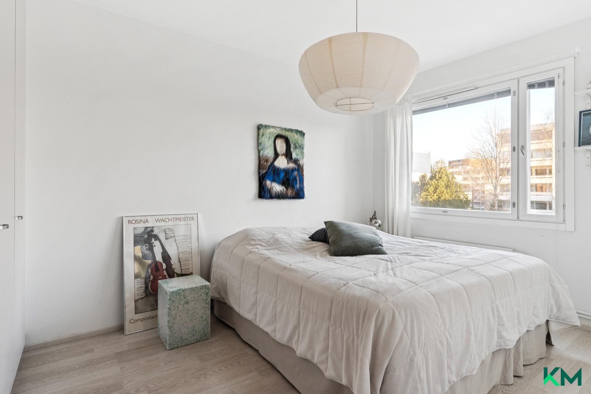 Tilava makuuhuone, jossa on alkuperäinen kiintokaapisto