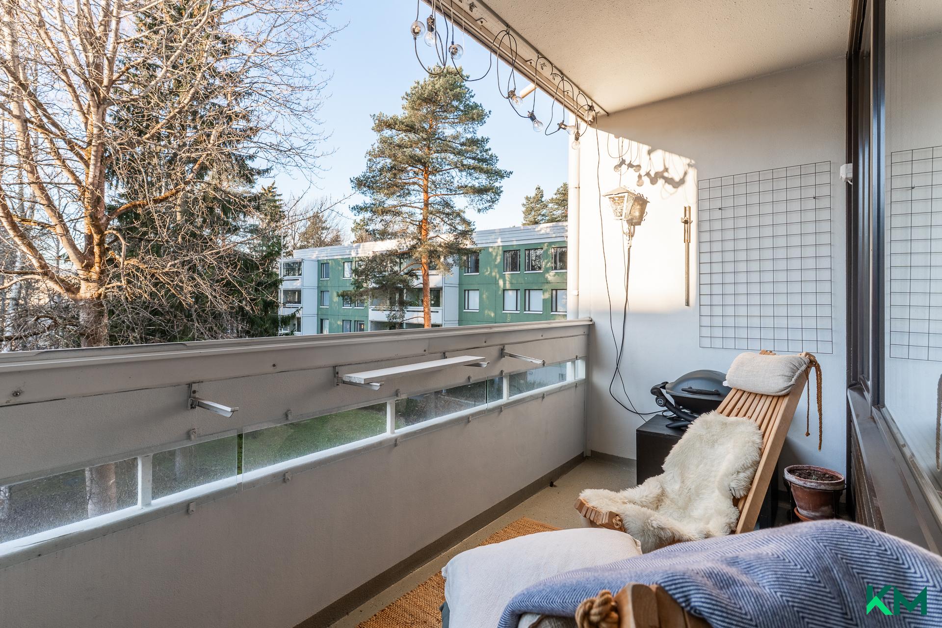 lasitetulle länsiparvekkeelle 