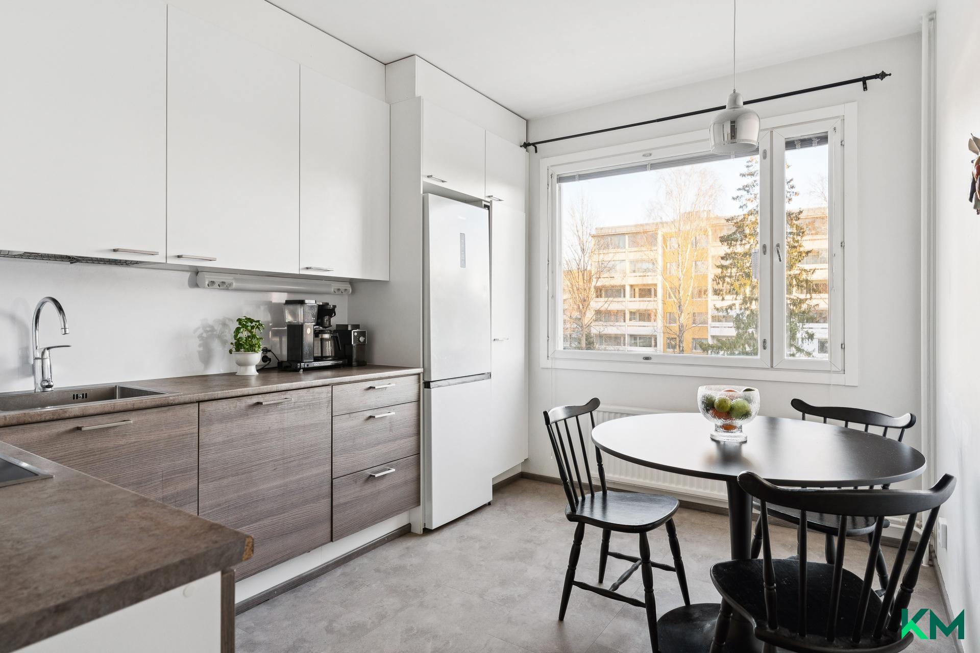 Keittiössä on hyvin tilaa ruokapöydälle