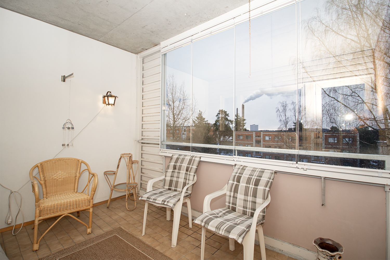 olohuoneesta käynti lasitetulle parvekkeelle.