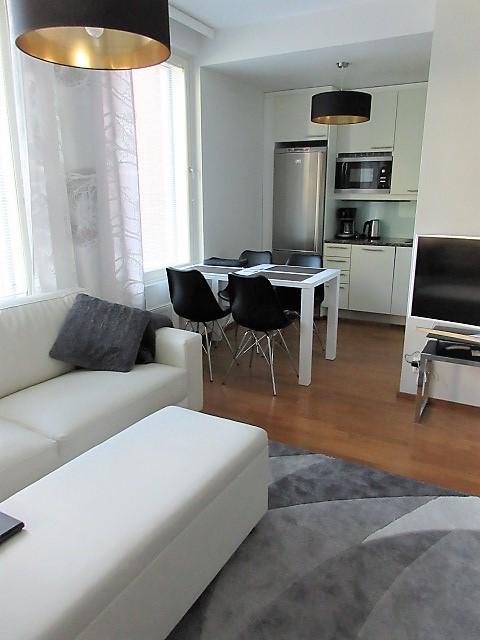 olohuoneesta avokeittiön suuntaan